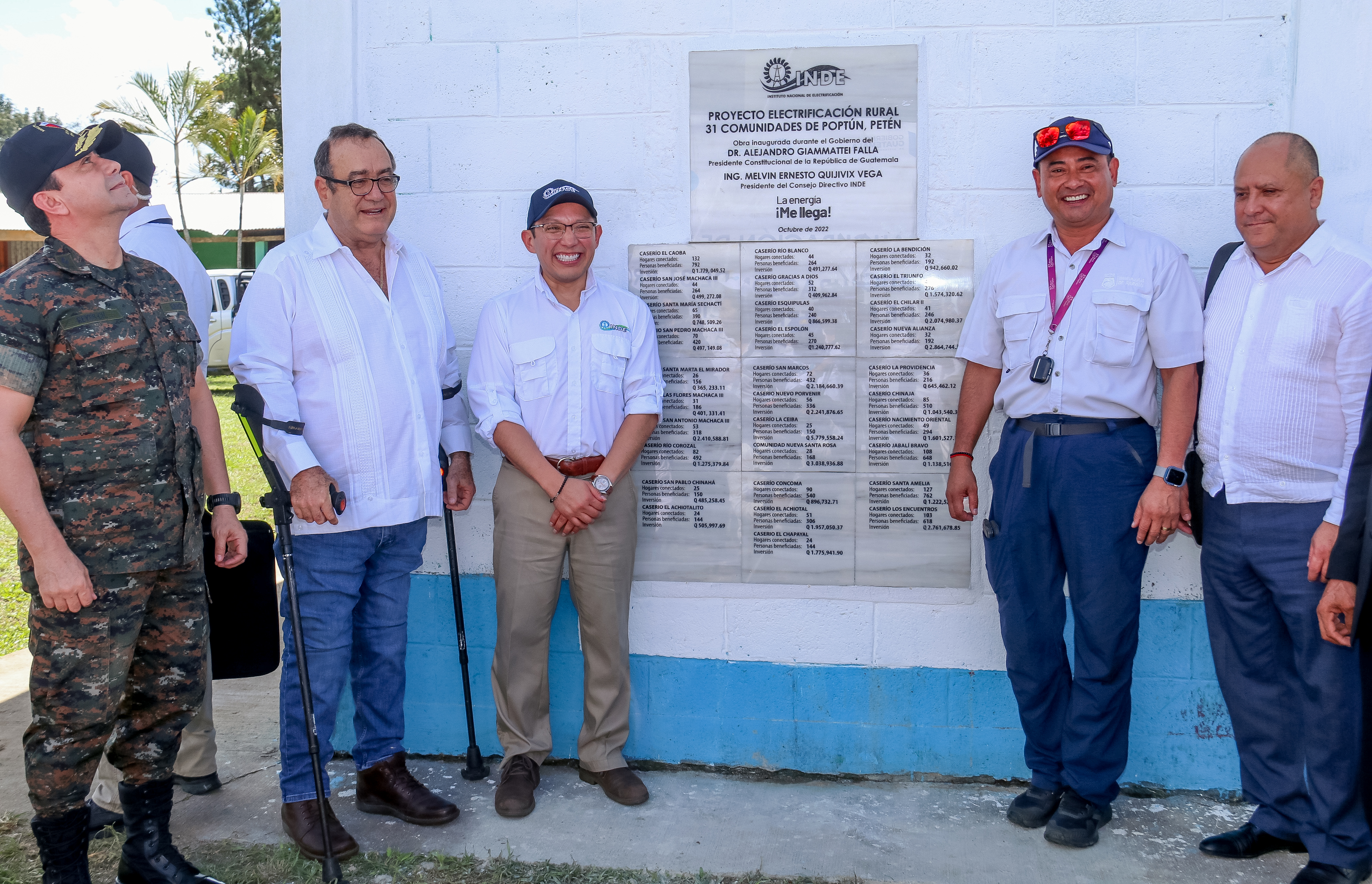 Autoridades de gobierno develaron la plaqueta de inauguración de la obra. Foto Prensa Libre: Cortesía