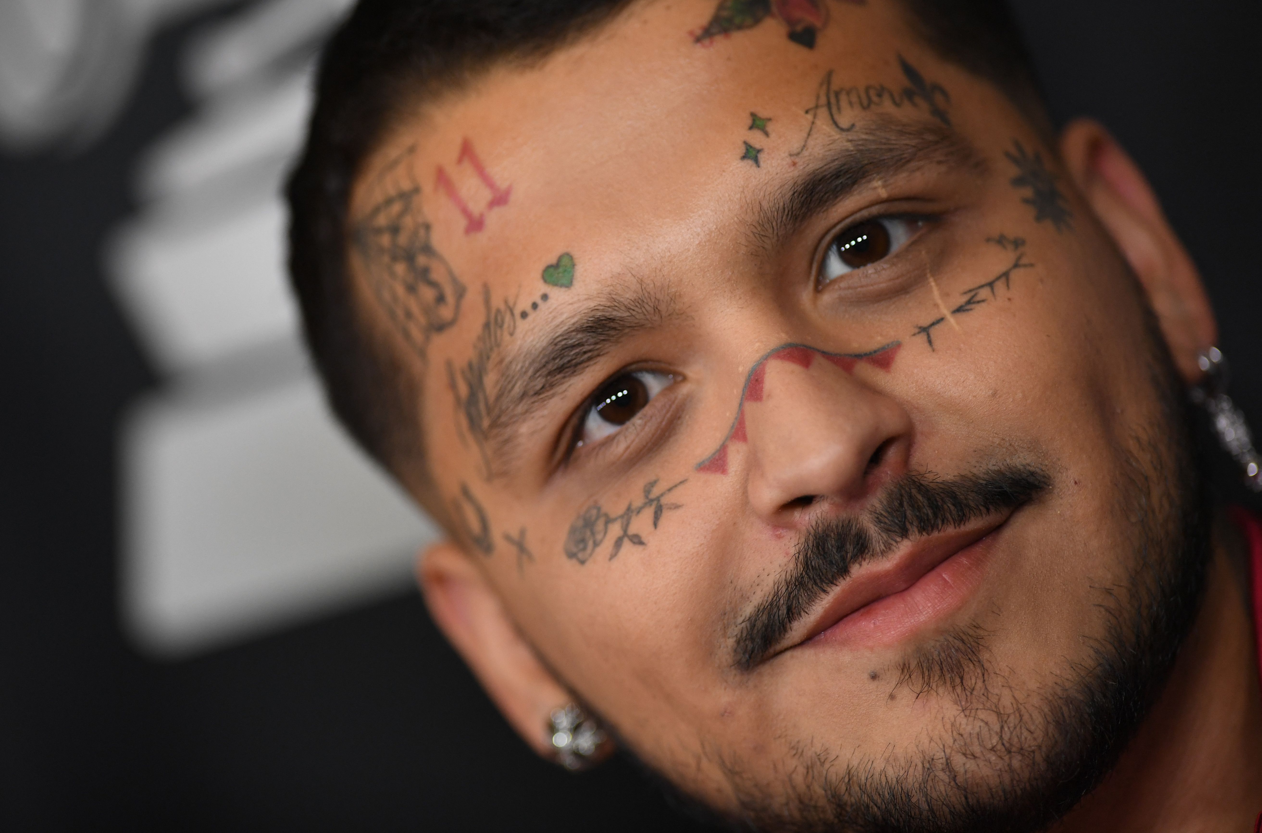 Christian Nodal explica el significado de sus tatuajes y admite