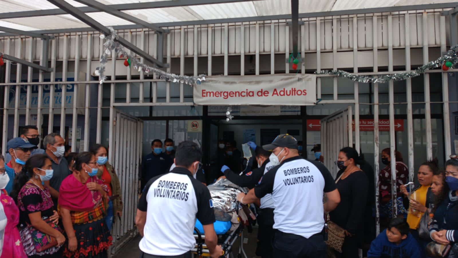 Socorristas trasladaron a cuatro personas al Hospital General luego de un ataque armado en la zona 6. (Foto Prensa Libre: CBV)