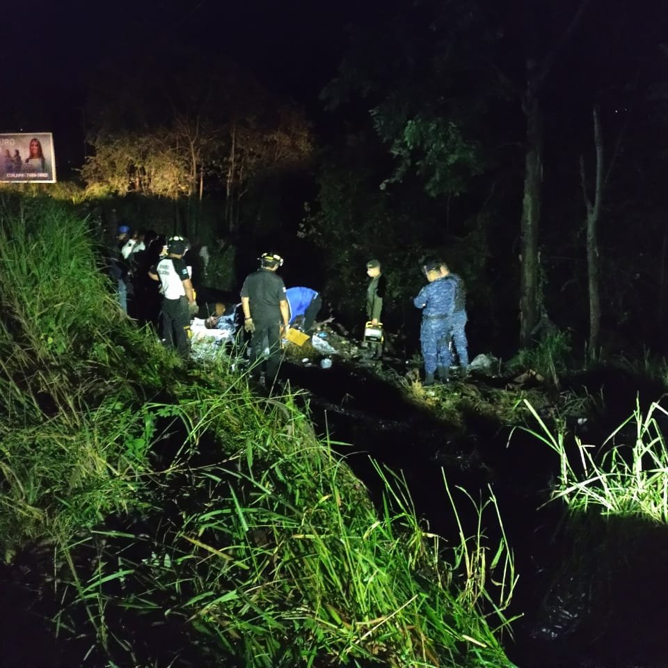 Cuatro soldados murieron en accidente de tránsito en km 55.5 Cuilapa, Santa Rosa. (Foto Prensa Libre: Bomberos Voluntarios)