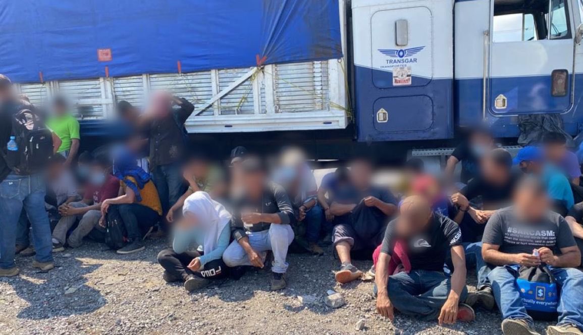 Los migrantes fueron abandonados en una carretera de Veracruz. (Foto INM, México)