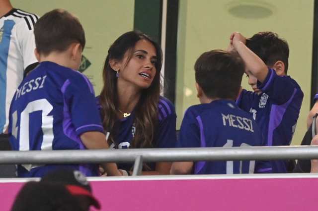 Video: la curiosa situación que protagonizaron la esposa de Lionel Messi, Antonela Roccuzzo y su hijo durante el partido de Argentina