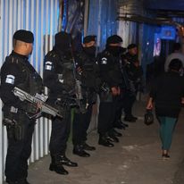 La Policía Nacional Civil se abstiene de publicar nombres y fotografías de arrestados, en cumplimiento a lo ordenado por la jueza Patricia Gámez. (Foto; Prensa Libre PNC)