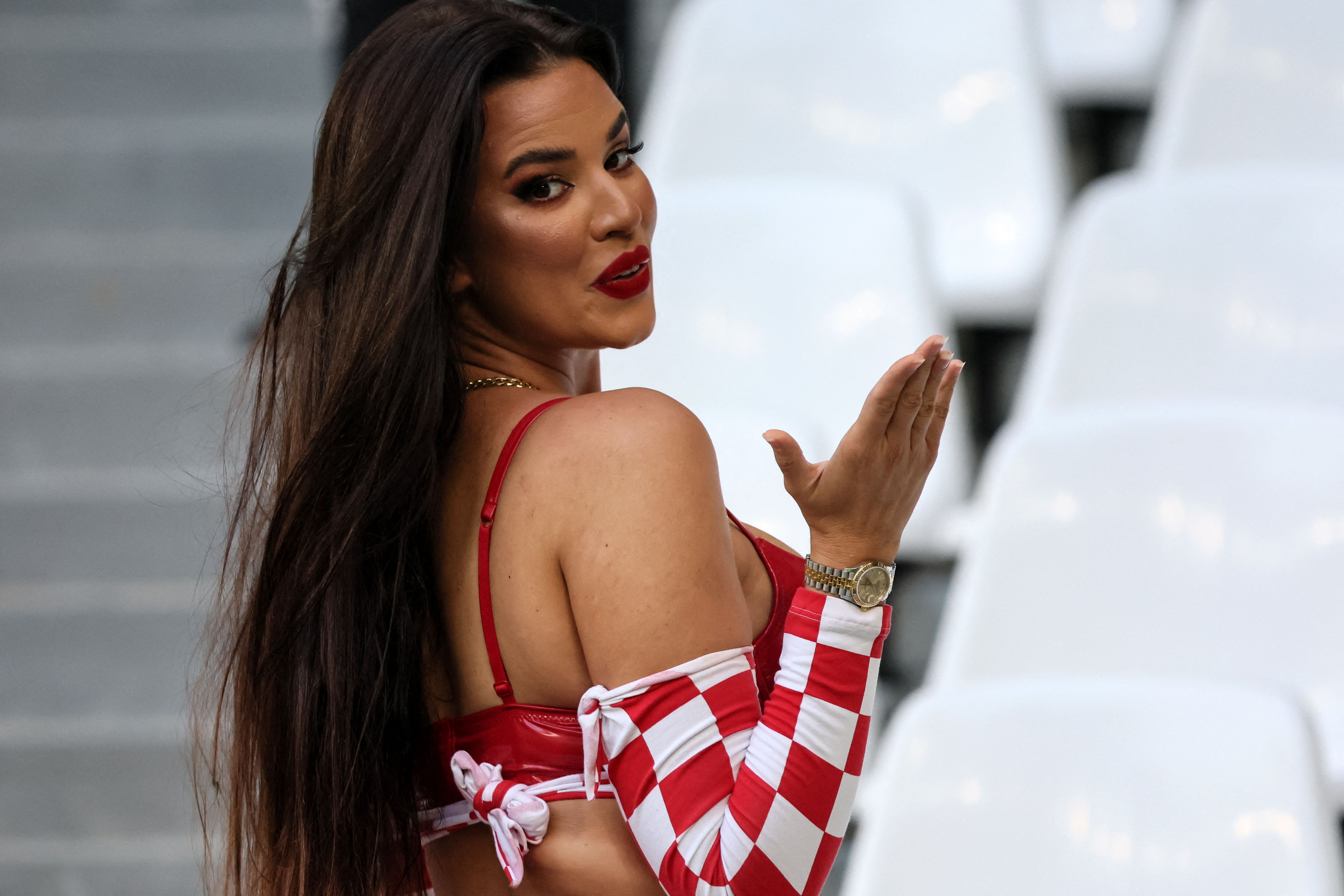 La influencer croata, Ivana Knoll, publicó en sus redes sociales su reacción de la victoria de su equipo ante Brasil en los cuartos de final del Mundial de Qatar. (Foto Prensa Libre: AFP)