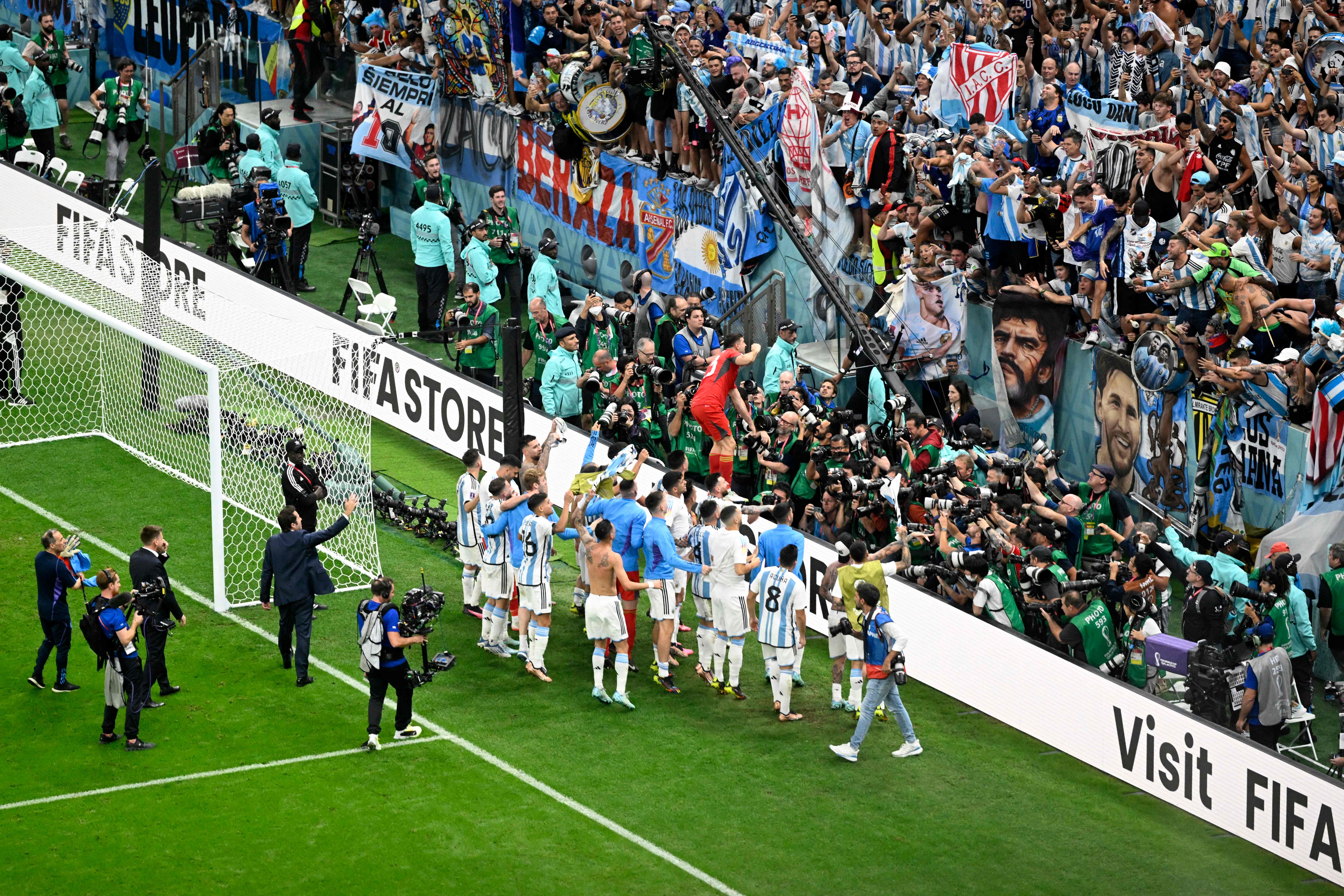 La Fifa abrió un expediente a la Selección De Argentina después del partido ante Países Bajos. Foto Prensa Libre (AFP)