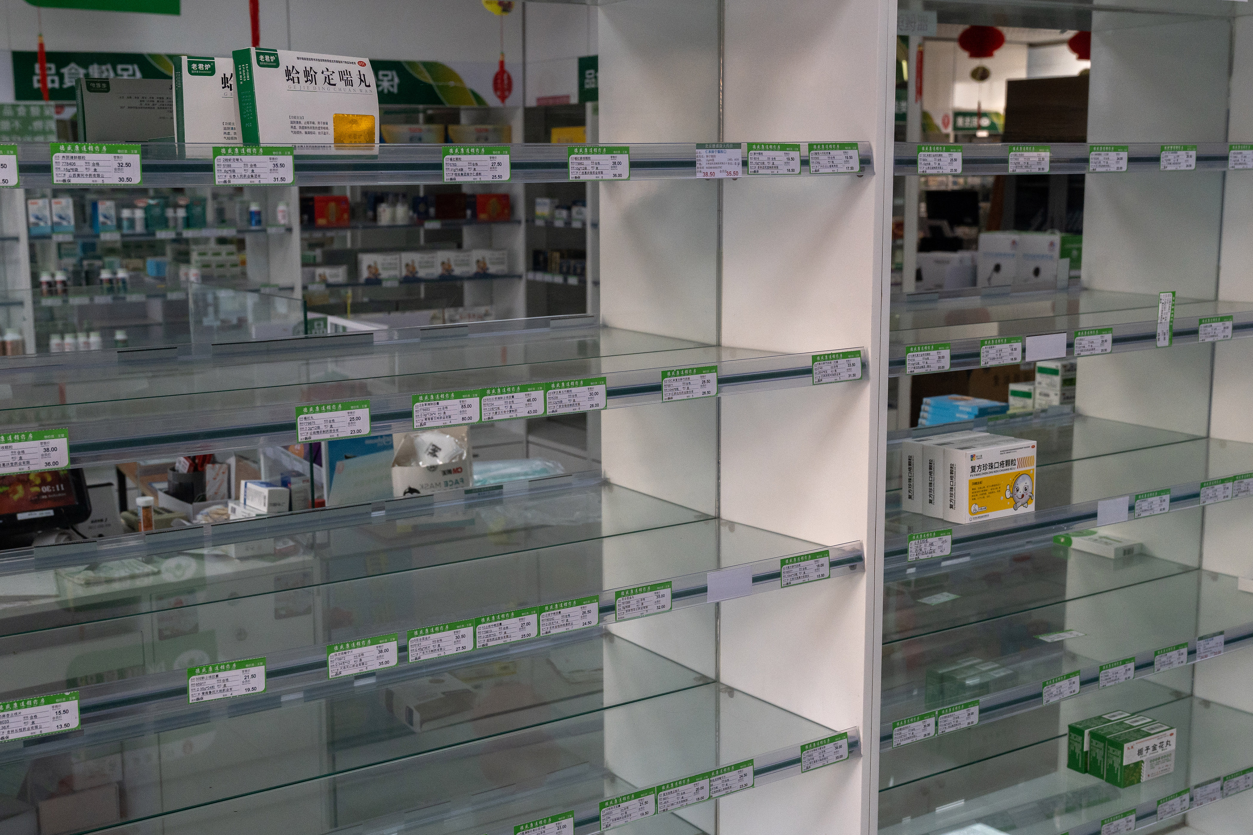 Estanterías casi vacías en una farmacia de Pekín, la capital de China, donde cada día millones de personas se infectan con el coronavirus, 20 de diciembre de 2022. (Foto Prensa Libre: Andrea Verdelli/The New York Times)