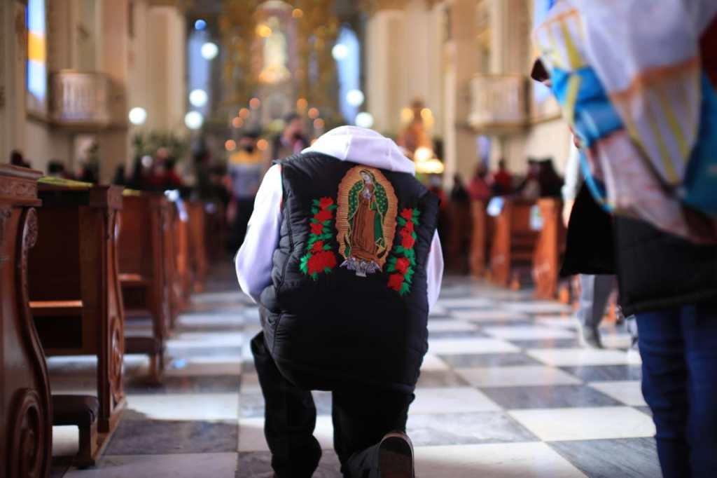 Varios fieles veneran a la Virgen de Guadalupe en Guatemala.