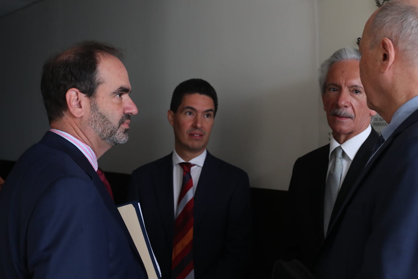 Michael Greenspon y una delegación de la SIP asiste a la audiencia de etapa intermedia de Jose Rubén Zamora. (Foto Prensa Libre: Juan Diego González)