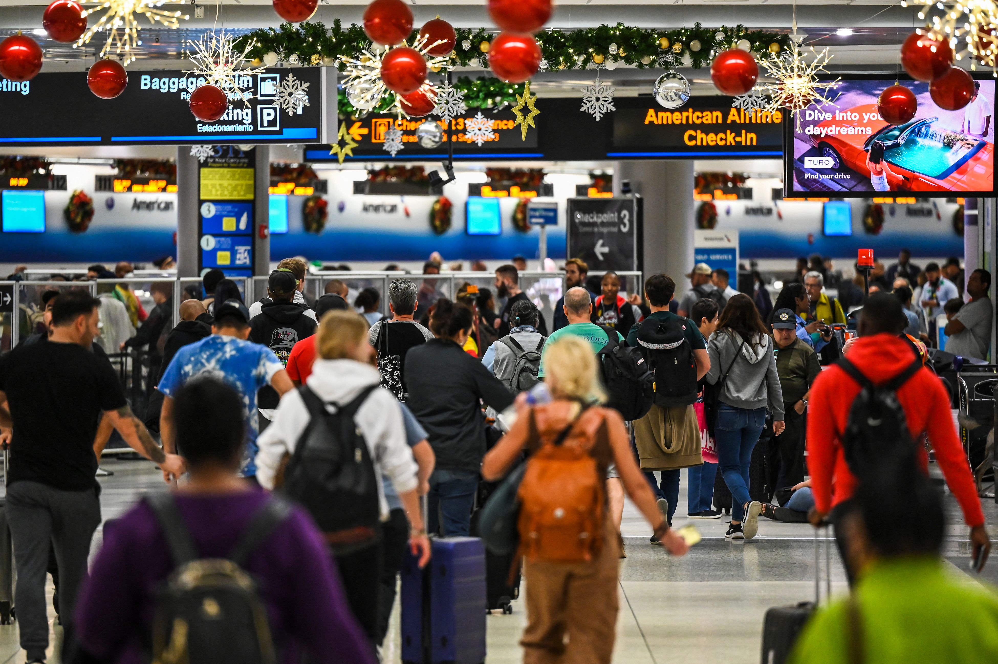 Decenas de personas esperan información en el Aeropuerto Internacional de Miami, Florida, pues este lunes al menos 13 vuelos han sido cancelados a causa del mal tiempo. (Foto Prensa Libre: AFP)