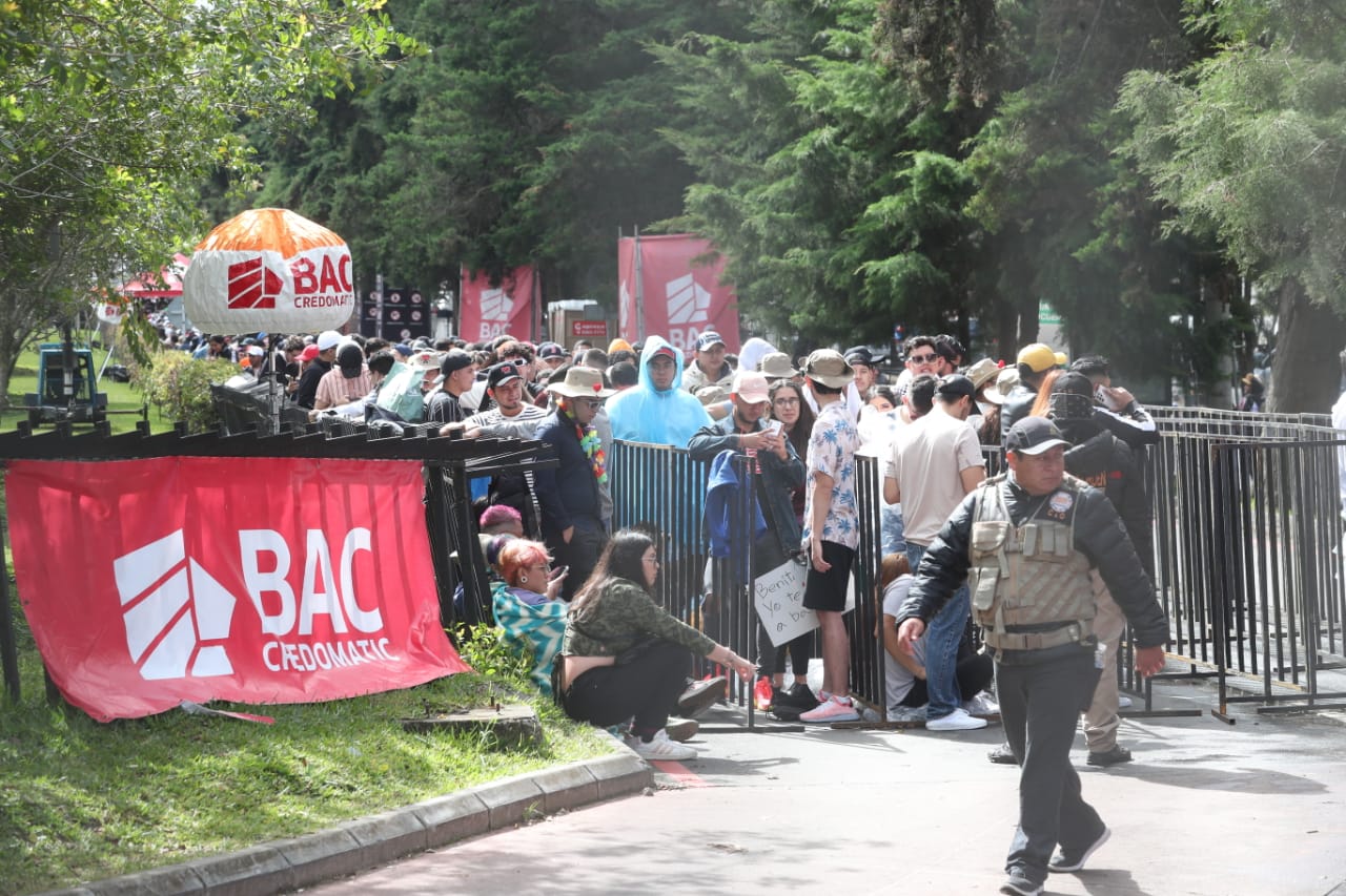 Inicia la fila del concierto de Bad Bunny en Guatemala desde el martes 29 de noviembre. (Foto Prensa Libre: Érick Avila)