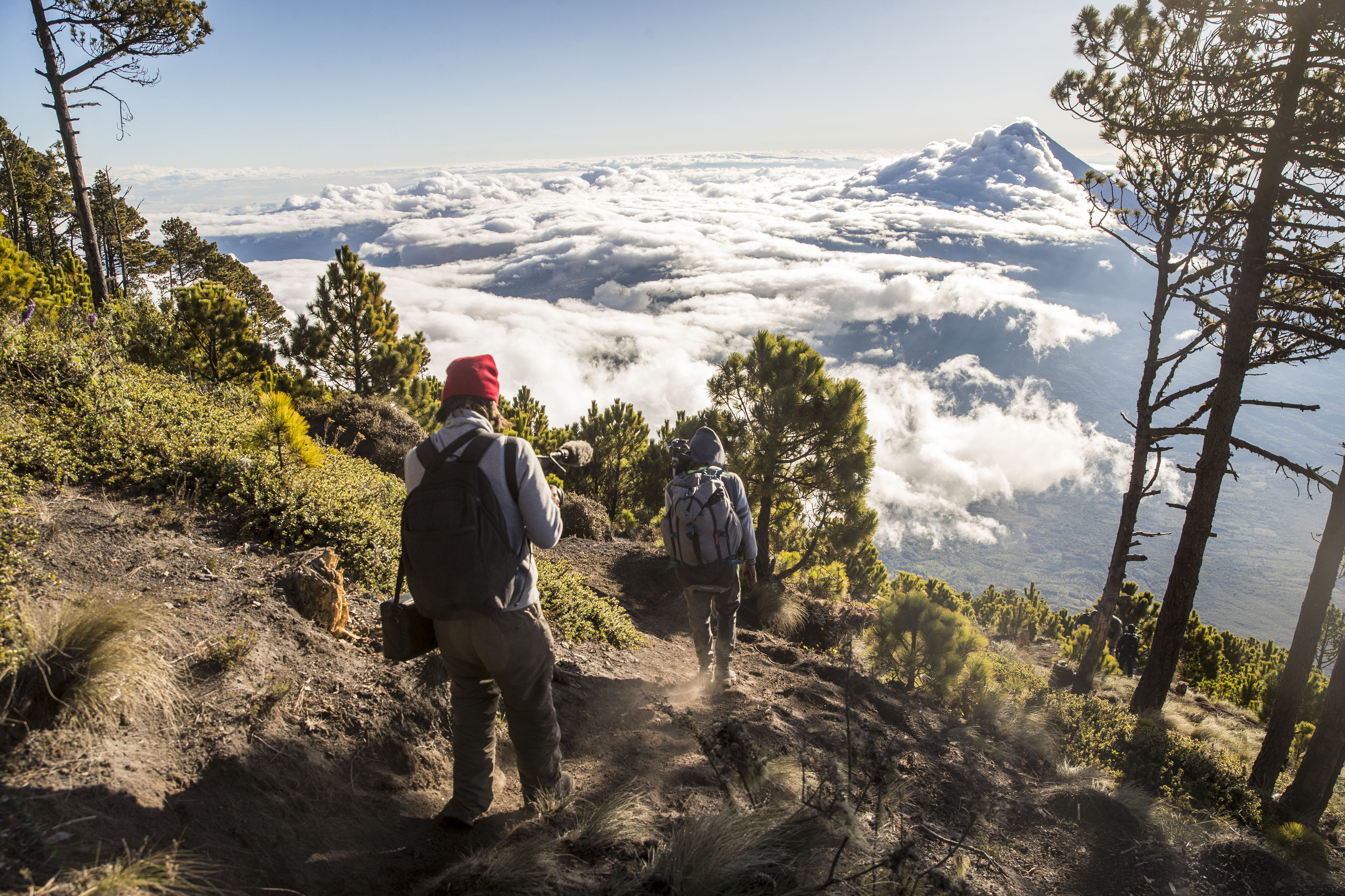 turistas mientras caminan durante el ascenso al volcán Acatenango, Guatemala