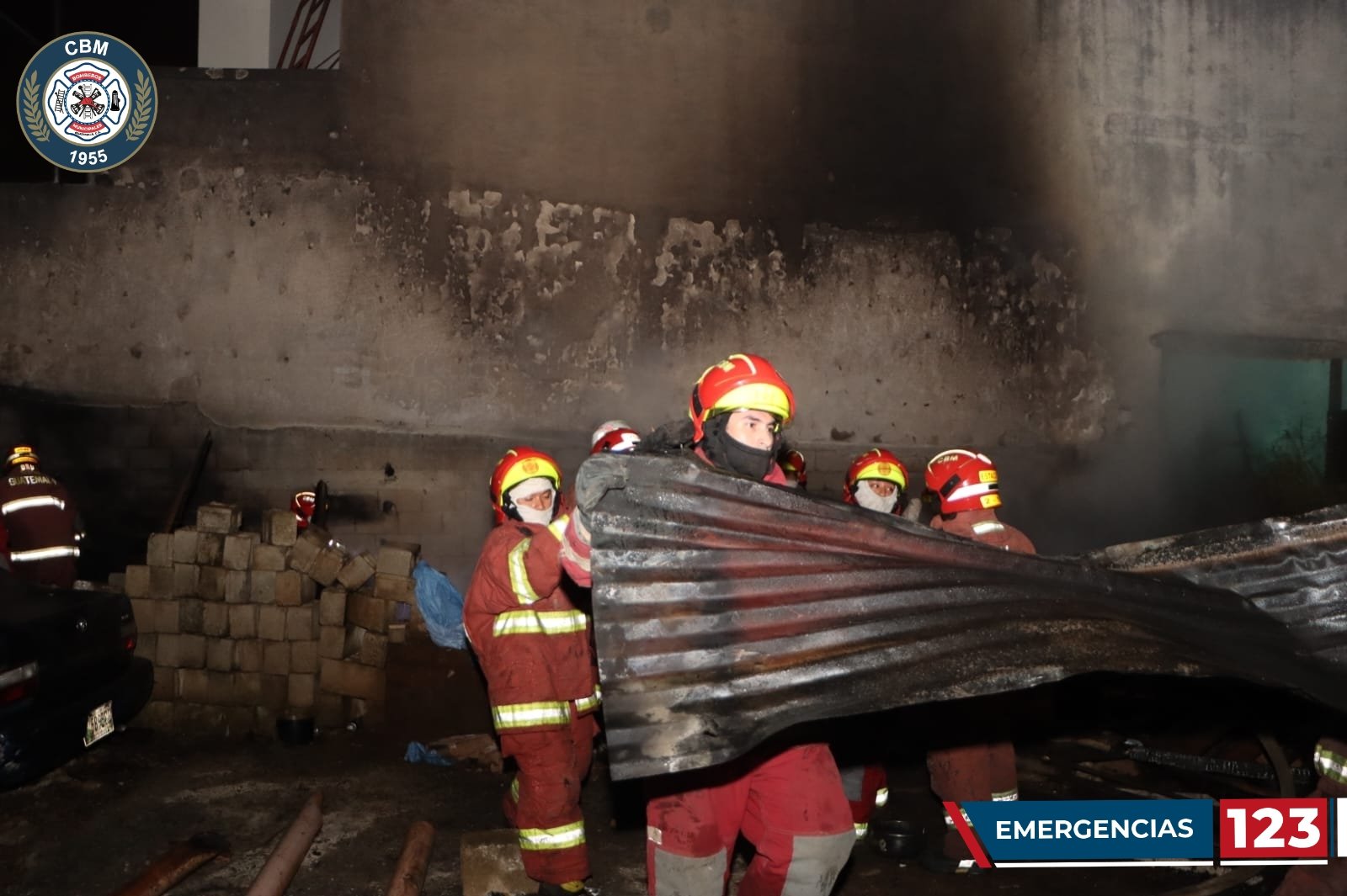 Un incendio en la zona 14 capitalina dejó dos personas muertas. (Foto Prensa Libre: Bomberos Municipales)