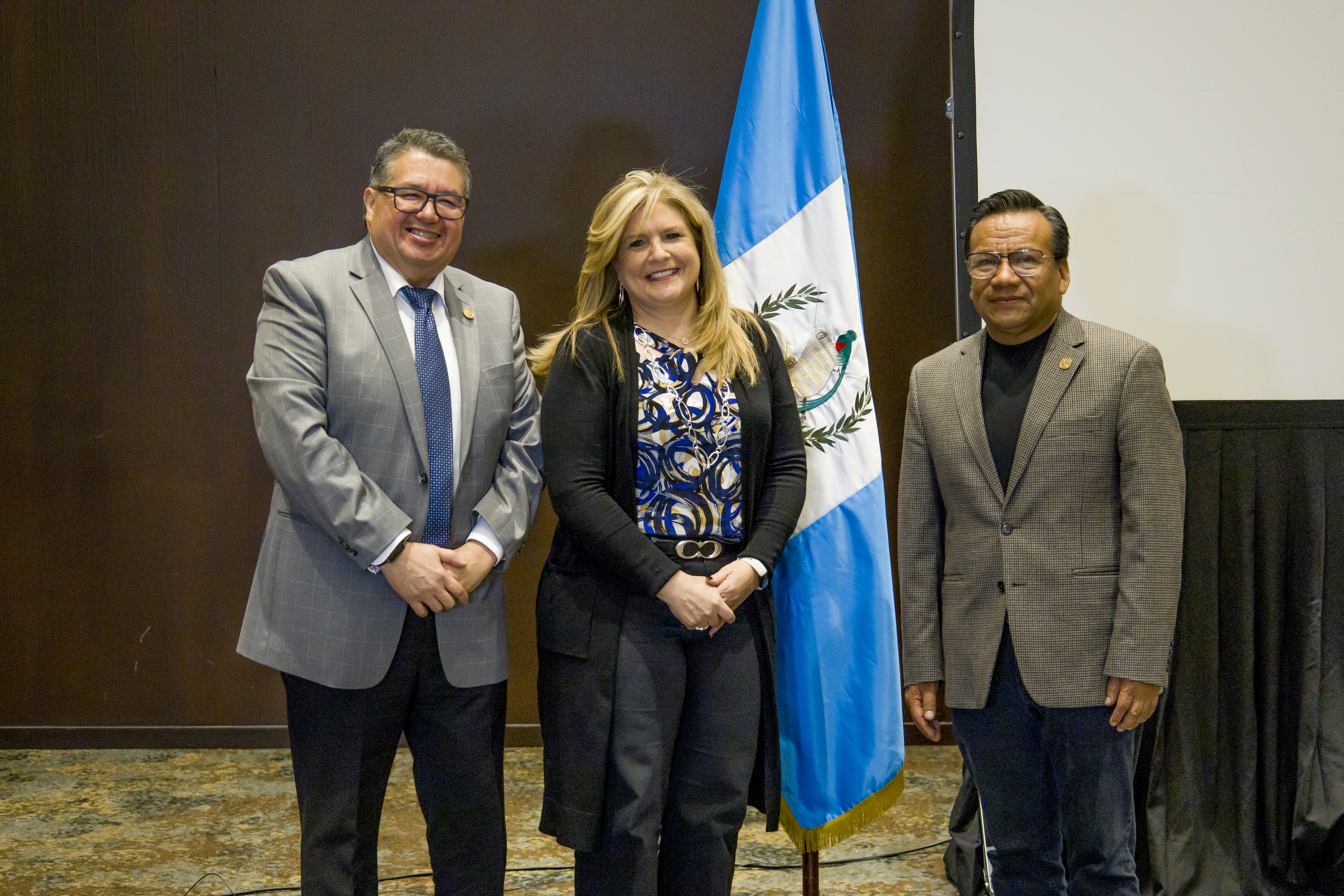 Makito Ruiz, Helen Cohen de Monterroso y Moisés Fuentes, miembros del equipo fundador de Levántate Guate. Foto Prensa Libre: Cortesía