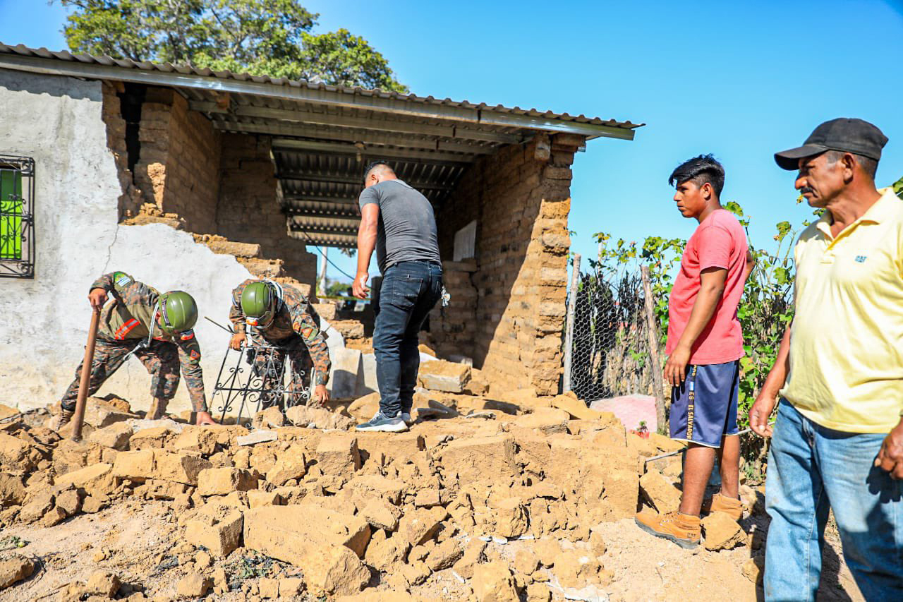 Fotografía cedida por la Fuerza Armada de El Salvador en la que se observa a soldados del Comando de Ingenieros mientras inspeccionan los daños en una vivienda afectada por un sismo en San Lorenzo. (Foto Prensa Libre: EFE/ Fuerza Armada De El Sal)