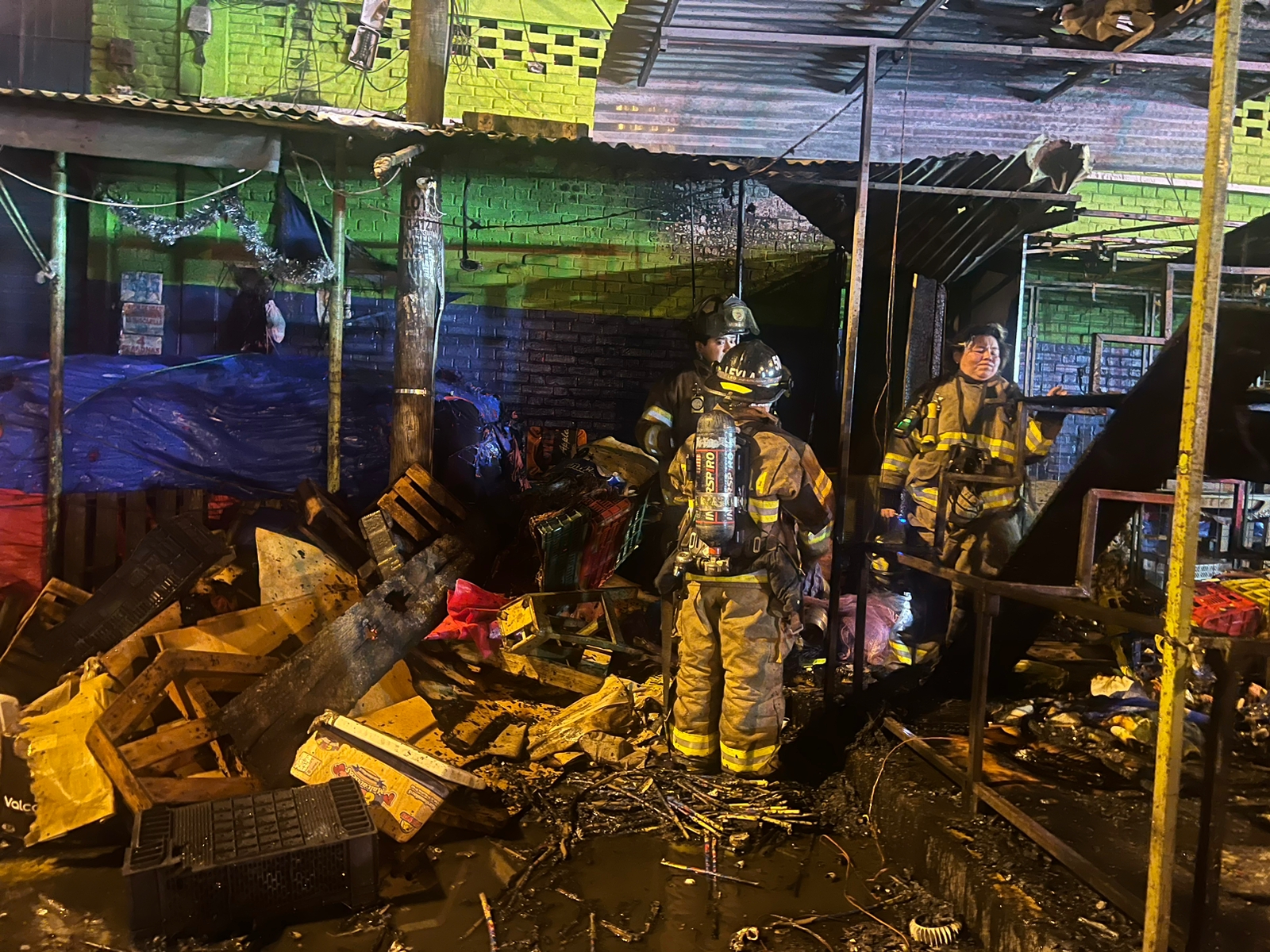 Las llamas consumieron una venta de juegos pirotécnicos en mercado de la zona 6. (Foto Prensa Libre: Bomberos Voluntarios)