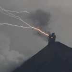 Así se ven los rayos volcánicos en el volcán de Fuego. (Foto Prensa Libre: captura de pantalla)