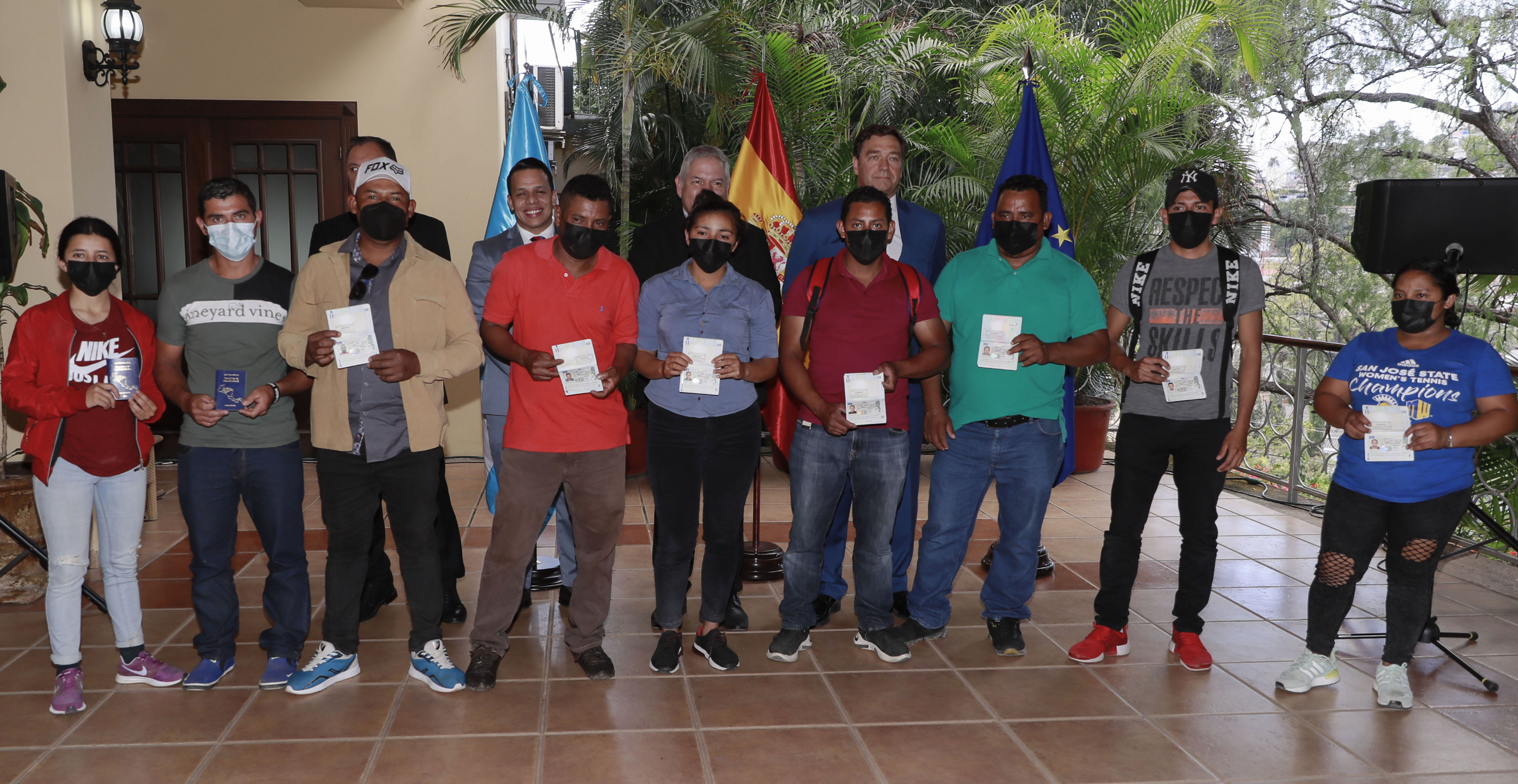 Agricultores hondureños posan para una foto con sus pasaportes que se les fue entregados en febrero de 2023 durante la segunda edición del Programa de Migración Circular, en Tegucigalpa (Honduras).