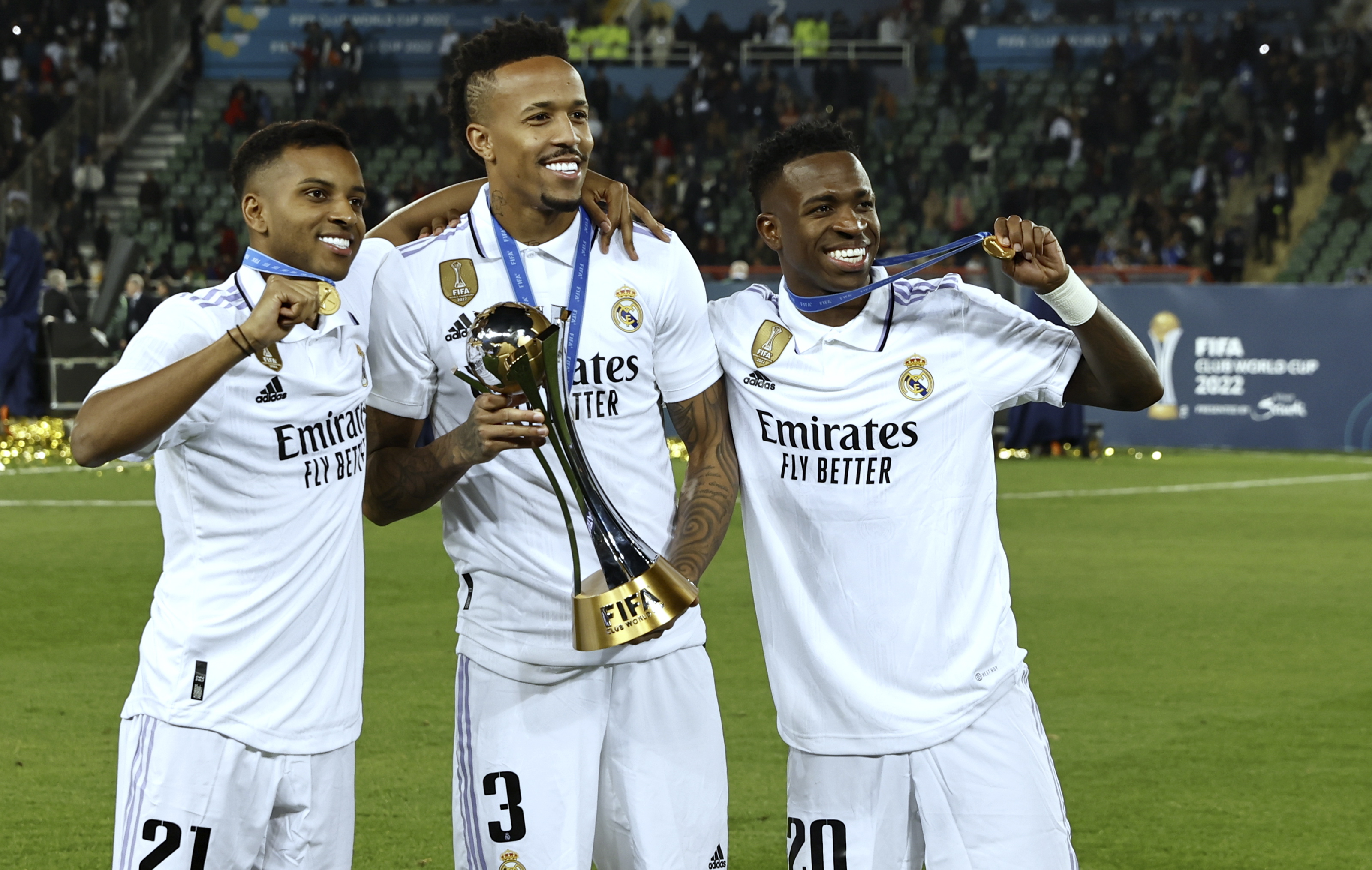 Rodrygo, Eder Militao y Vinícius Junior celebran un título de Mundial de Clubes con el Real Madrid.