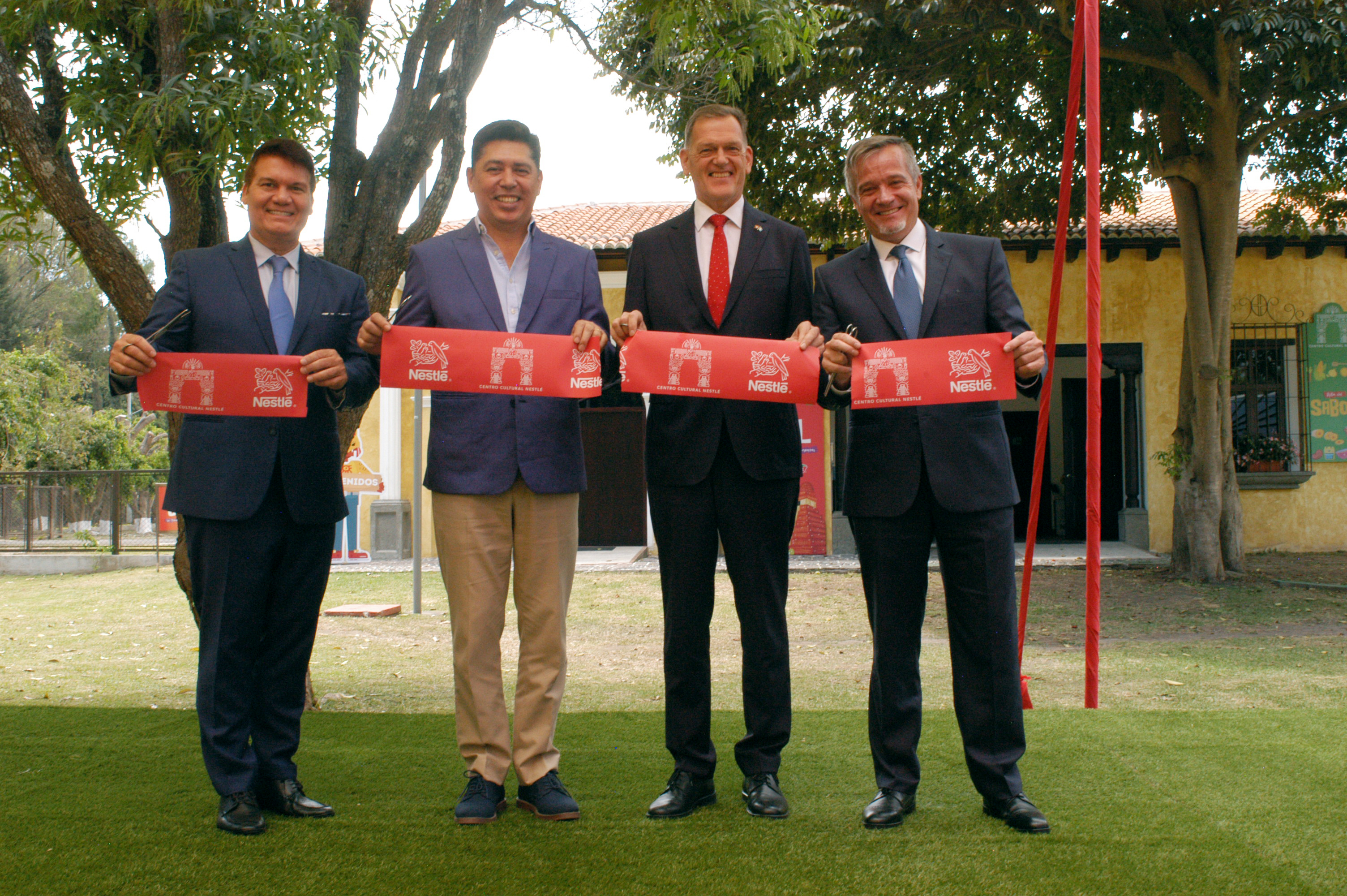 Pedro Oliva, director de Comunicaciones Nestlé Guatemala; Víctor Hugo del Pozo, alcalde municipal de la Antigua Guatemala; Roger Denzer, Embajador de Suiza; y Patricio Astolfi, director General de Nestlé Guatemala; realizaron el corte de la cinta simbólica. Foto Prensa Libre: Sergio Muñoz