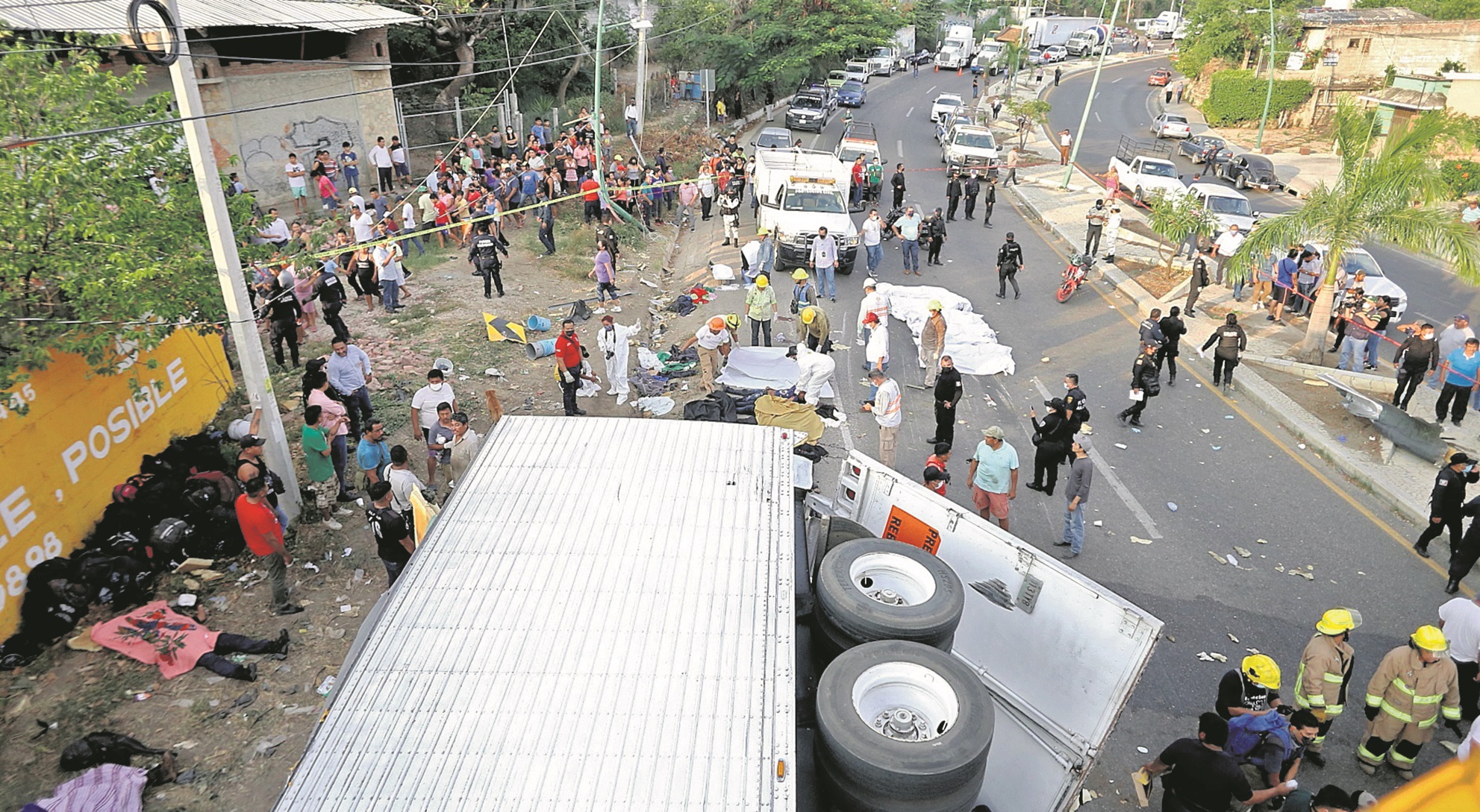 Un accidente en Chiapa de Corzo, México, dejó como saldo 42 guatemaltecos muertos y casi 100 heridos. (Foto Prensa Libre: EFE)