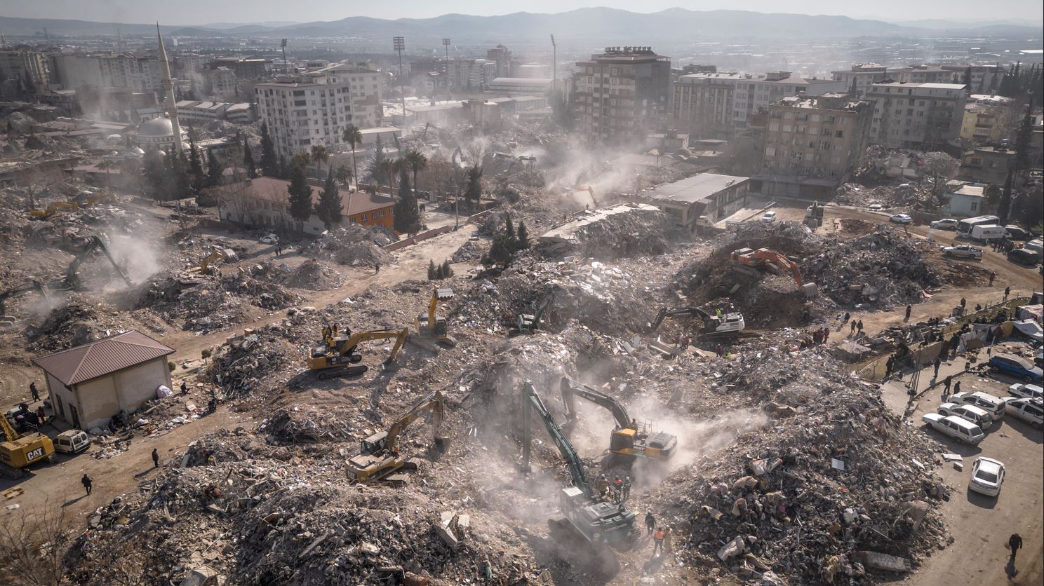Se retiran los escombros de un edificio destruido en Kahramanmarash, Turquía, el 14 de febrero de 2023. (Sergey Ponomarev/The New York Times)