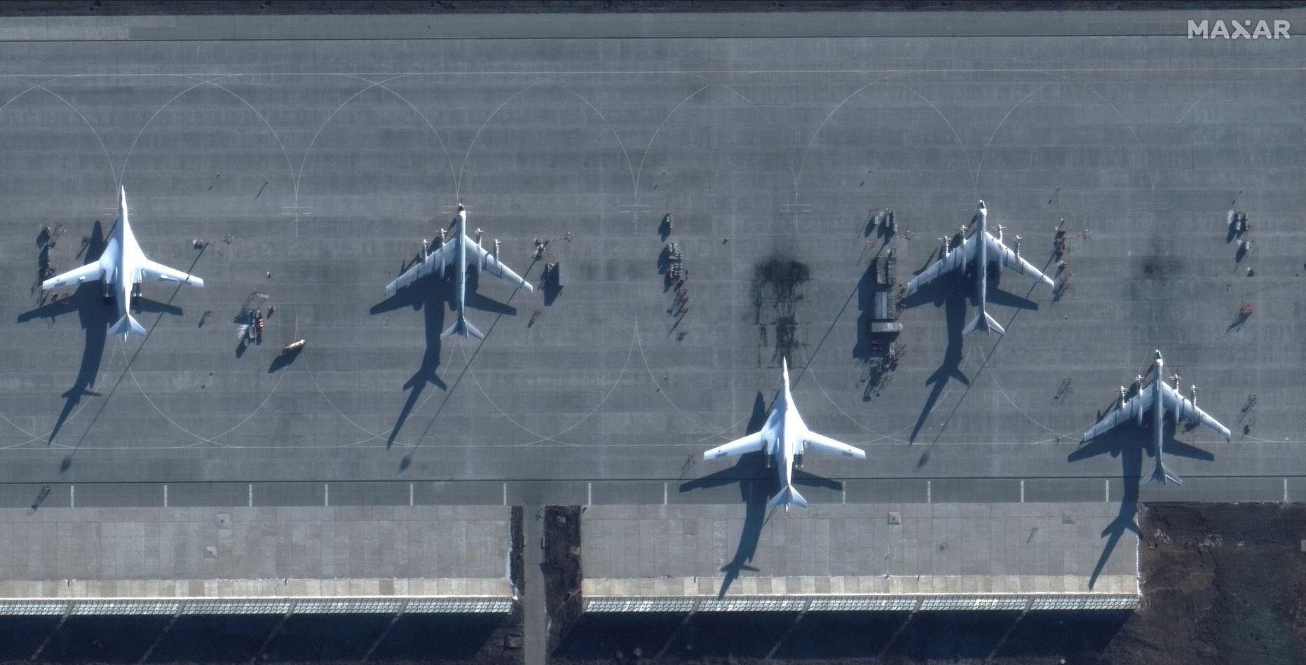 En una imagen de Maxar Technologies, se ven bombarderos en la Base Aérea Engels en Sarátov, Rusia, el 4 de diciembre de 2022. (Imagen satelital ©2022 Maxar Technologies vía The New York Times)