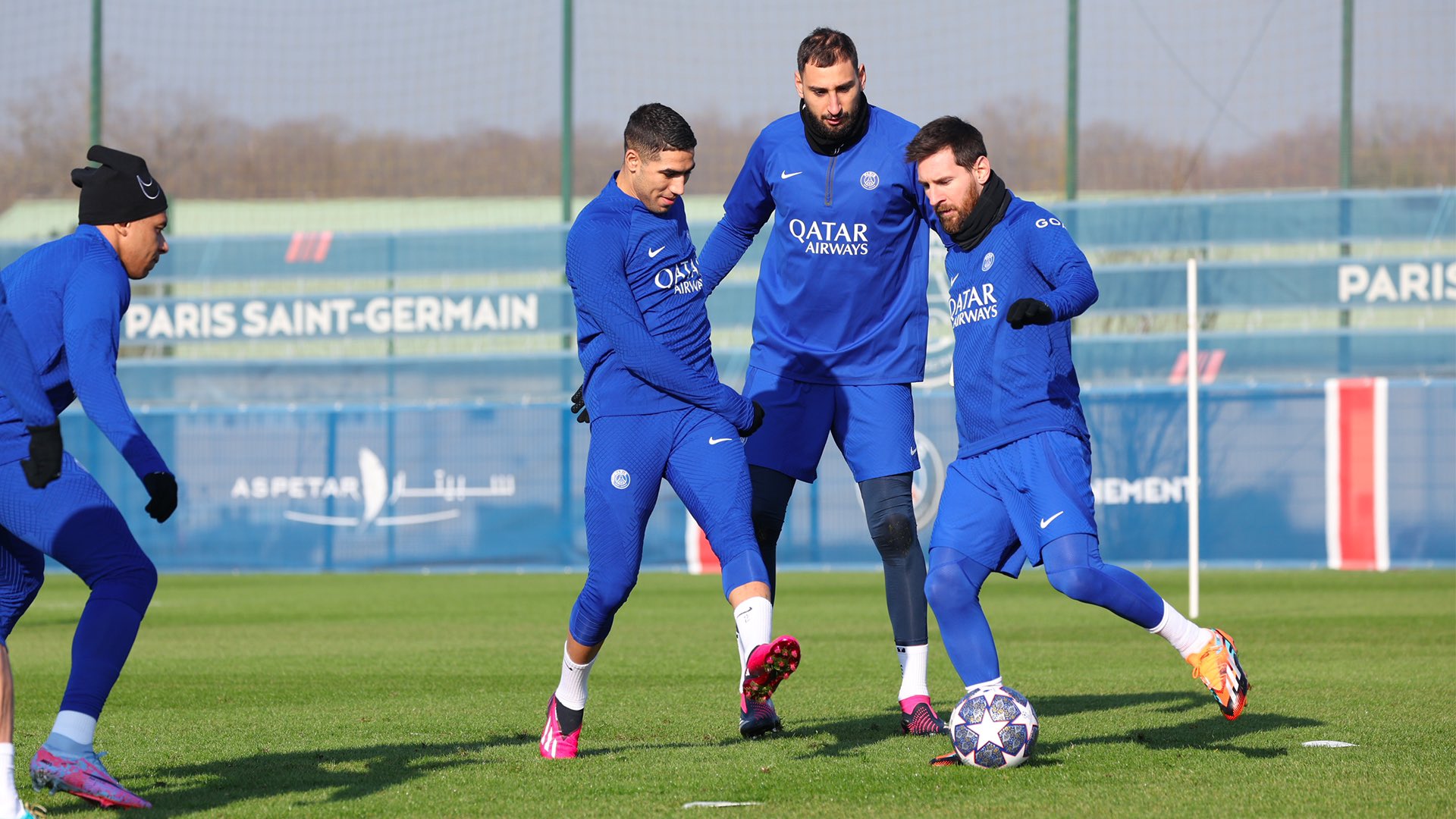 El PSG, durante el entrenamiento de este lunes, antes de enfrentar al Bayern Múnich. (Foto Prensa Libre: Twitter @PSG_espanol)