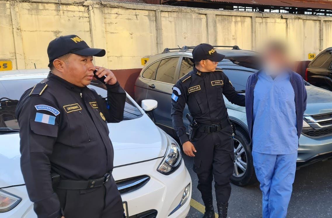Las autoridades sorprendieron a Adolfo “N”, de 28 años, haciéndose pasar por un trabajador del Hospital General San Juan de Dios el pasado 23 de febrero de 2023. (Foto Prensa Libre: PNC)