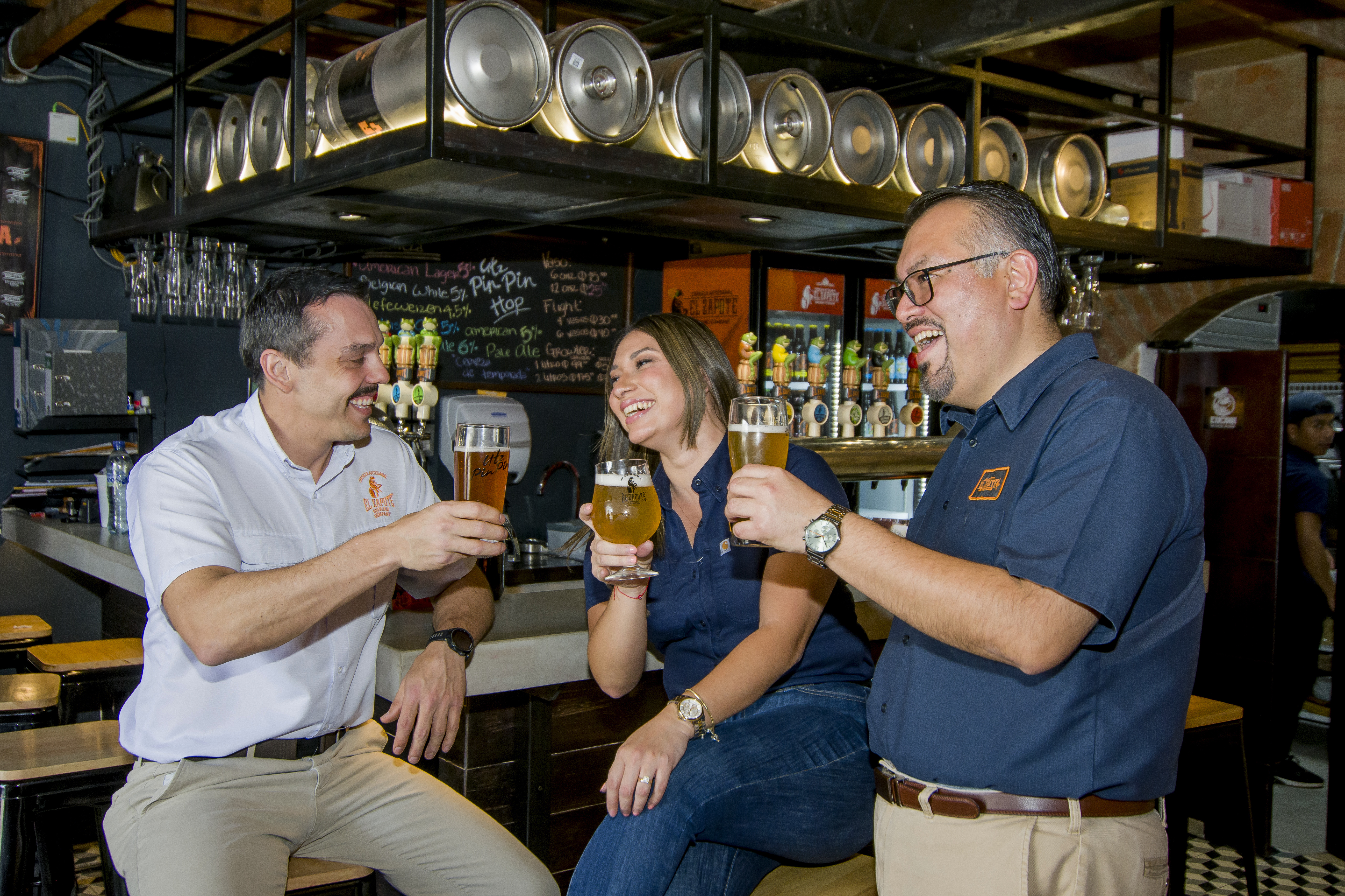 Eddie Maldonado, coordinador comercial; Nicolás Cofiño, gerente comercial; y María Fernanda Acevedo, ejecutiva de cuentas clave, de Cervecería El Zapote. Foto Prensa Libre: Sergio Muñoz