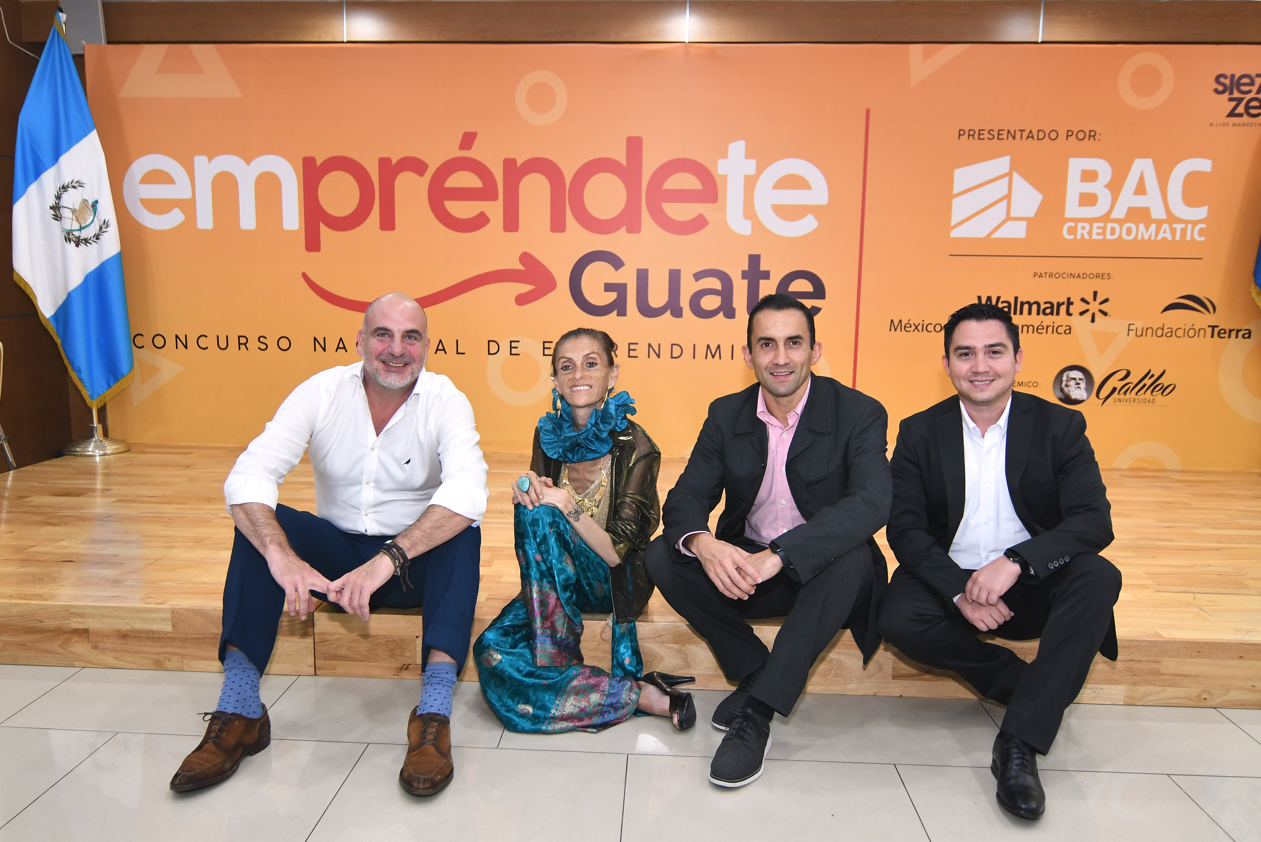 Daniel Panedas, director de Siete Zero y de Empréndete Guate; Sofia Hegel, líder y experta en emprendimiento, moda, arte y diseño; René de León, decano de la Facultad de Administración de Universidad Galileo; y José Carlos Gómez, subgerente de Sostenibilidad de BAC Crédomatic.  Foto Prensa Libre: Sergio Muñoz