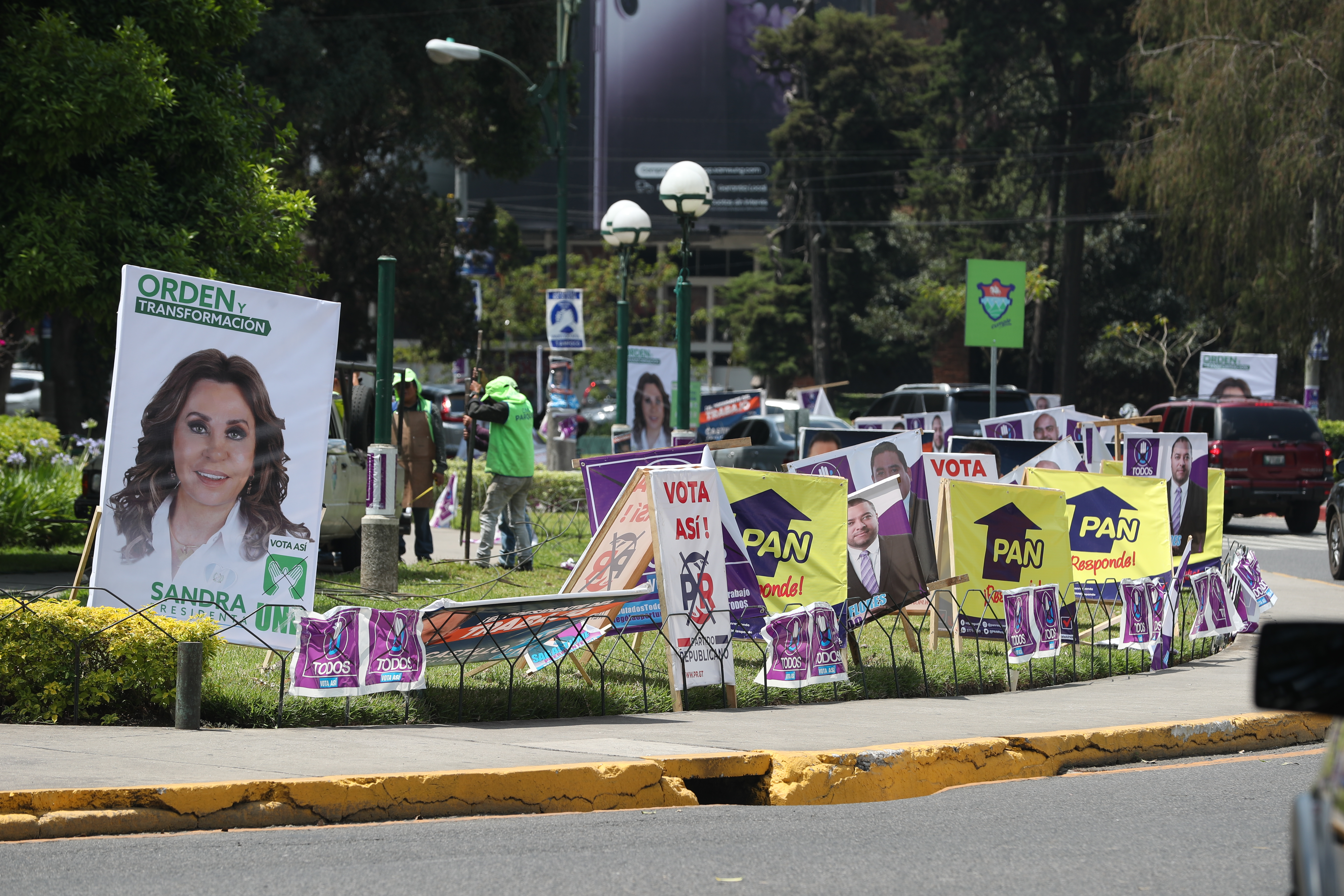 Propaganda poltica de varios partidos son destruidas en la avenida las America la campaa dio inicio el 27 de Marzo y aun da del inicio ya empiezan a destruir la propaganda las elecciones se llevaran acabo el domingo, 25 de junio de 2023.   

 
Fotografa: Erick Avila.     Fecha: 28/03/2023.