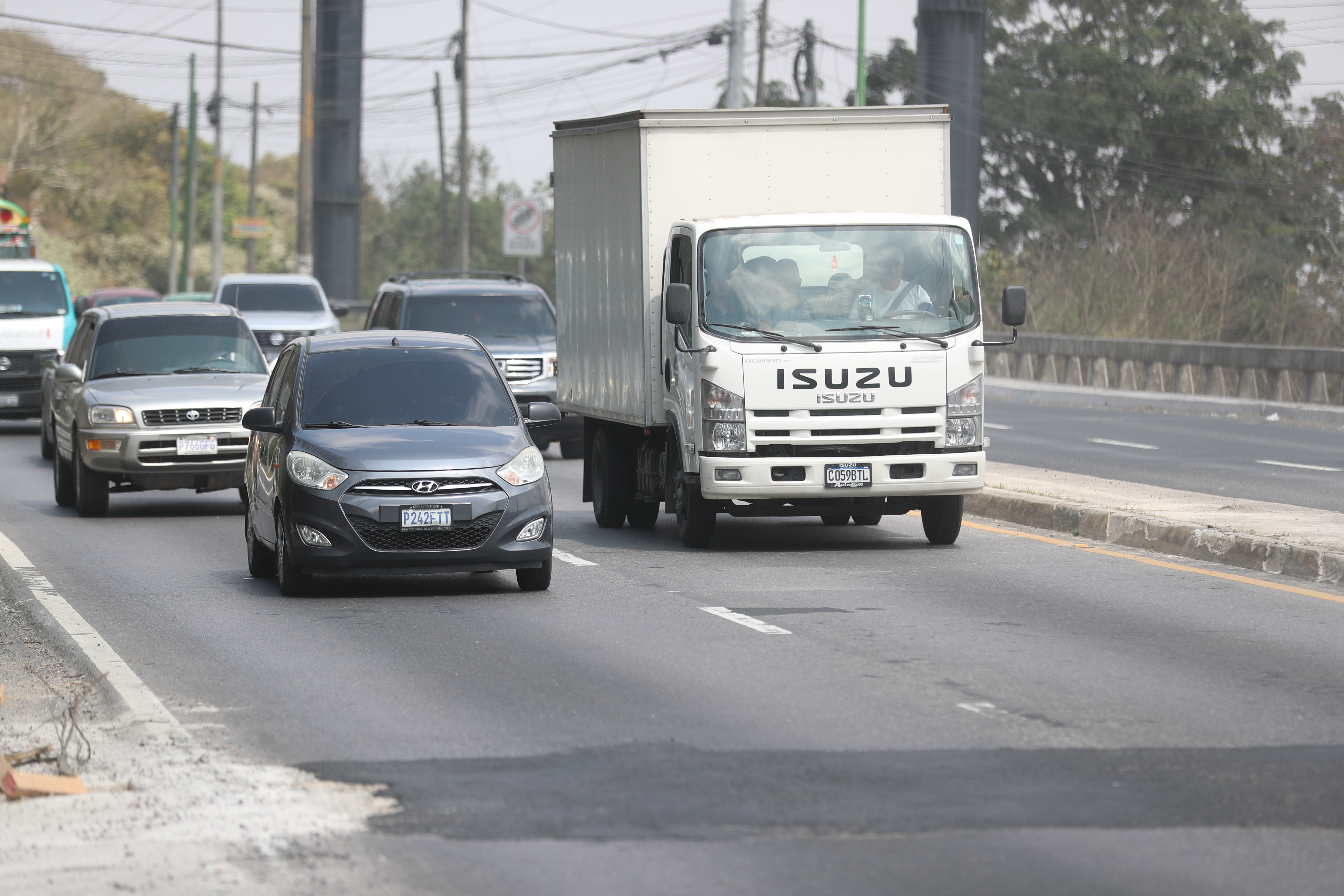 CAES, TRABAJOS EN HUNDIMIENTO. Covial, perteneciente al Ministerio de Comunicaciones, anunci un nuevo cierre vehicular en el kilmetro 11,5 de la Carretera a El Salvador a partir del jueves 9 de marzo. Se realizarn trabajos de rehabilitacin de la carpeta de rodadura y el cierre durar hasta el 17 de marzo. El cierre durante esos das ser de 21:00 a 4:00 horas y se habilitarn carriles reversibles para los automovilistas que vienen de Oriente a la Ciudad de Guatemala. Se aconseja tomar rutas alternas. En la imagen, kilmetro 11.5 de Carretera a El Salvador.

Juan Diego Gonzlez.  100323