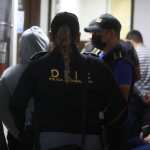 Los dos agentes de la PNC fueron detenidos por haber sido señalados de colaborar con grupos de narcotráfico y fueron puestos a disposición de un juez. (Foto Prensa Libre: Juan Diego González)