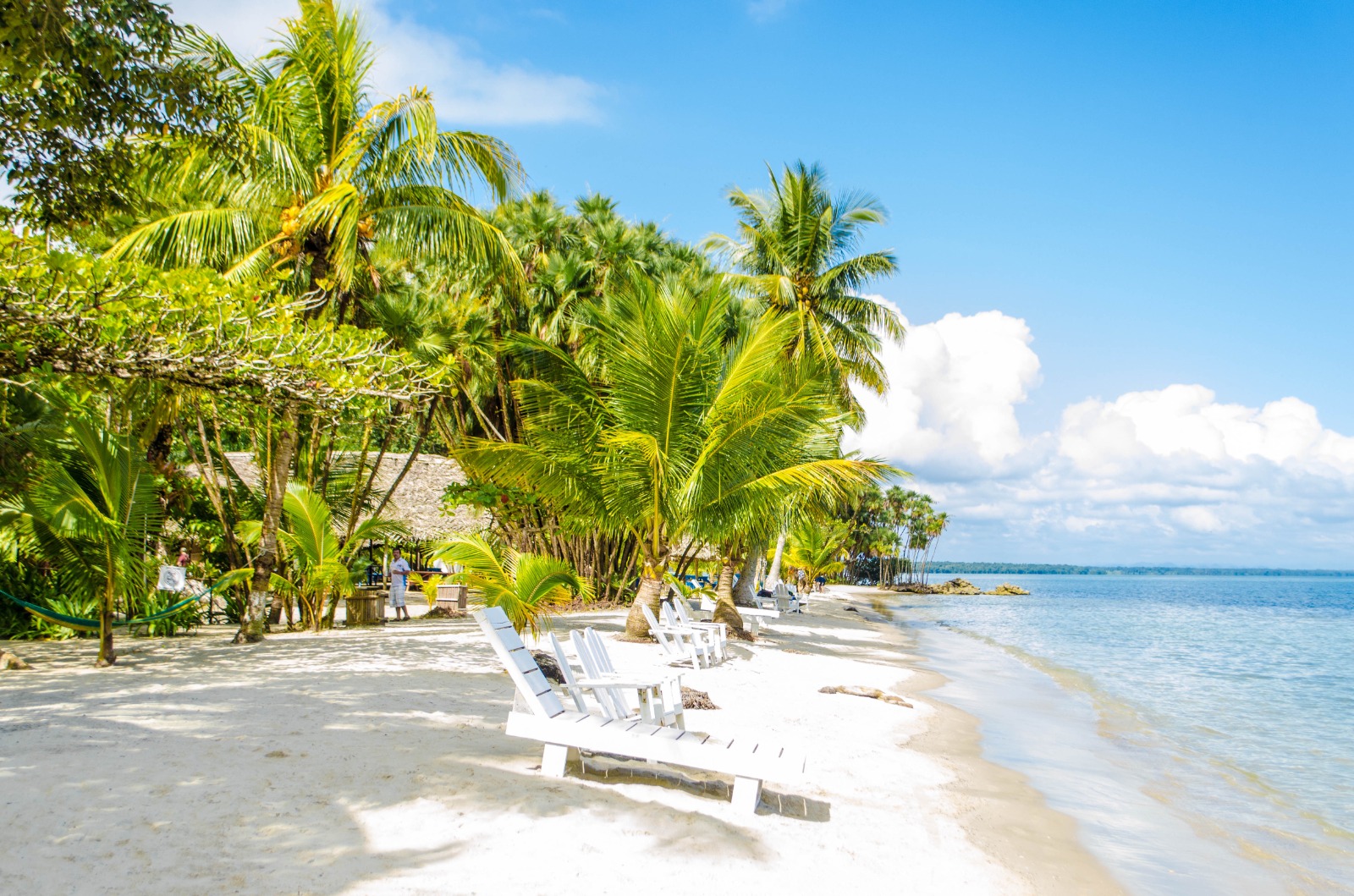 los guatemaltecos suelen visitar las playas durante los asuetos y feriados en Guatemala