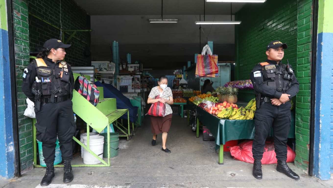 El mercado La Parroquia, zona 6, fue cerrado el 22 de marzo pasado, debido a extorsiones. Un día después abrieron con más apoyo de la Policía Nacional Civil. (Foto Prensa Libre: Roberto López)