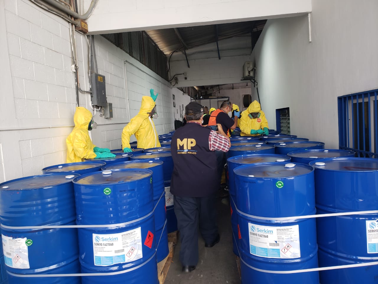 120 toneles con fentanilo, procedente de Turquía, fueron localizados en un contenedor en Puerto Barrios, Izabal. (Foto Prensa Libre: PNC) 