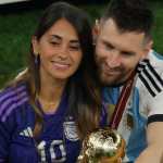 Lionel Messi celebrando el Mundial 2022 con su esposa, Antonela Roccuzzo.