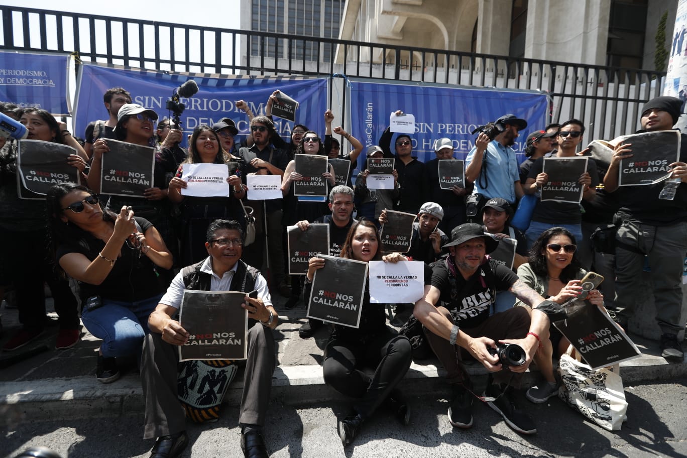 Periodistas de distintos medios en Guatemala efectúan un plantón frente a la Corte Suprema de Justicia el 4 de marzo de 2023. (Foto Prensa Libre: María José Bonilla)