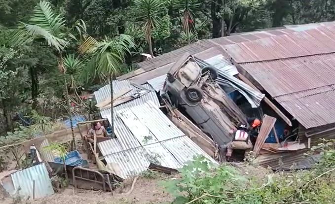 CARRO SOBRE CASA EN SSANTA CATARINA PINULA