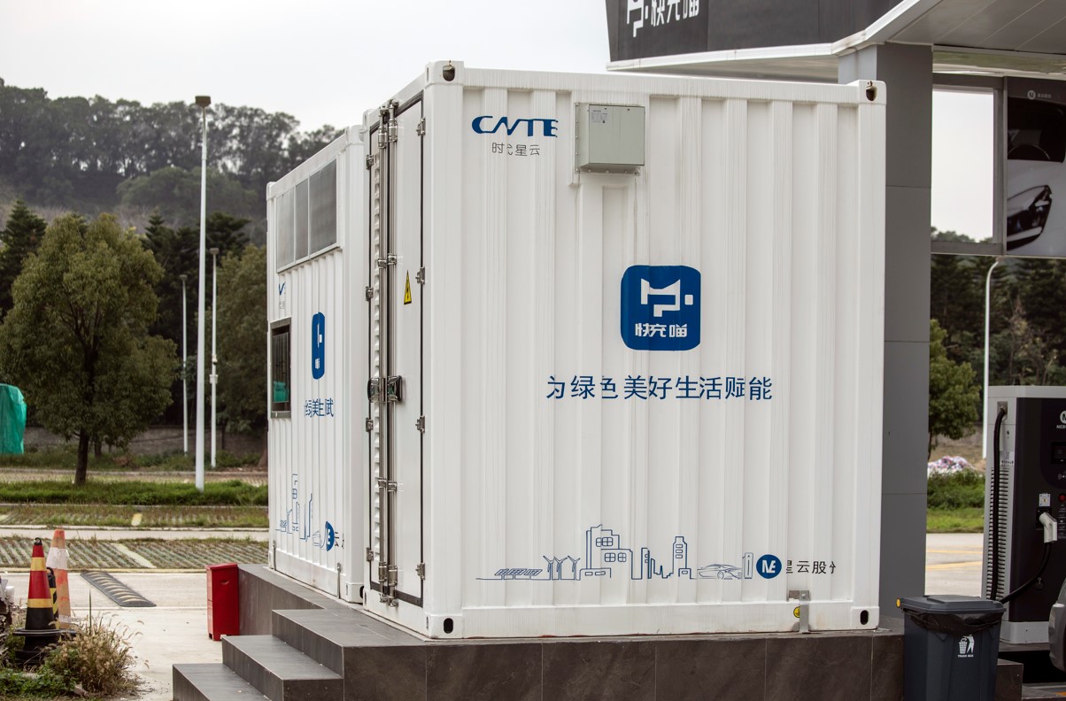 Una gran batería de litio en una estación de carga de vehículos de CATL en Fuzhou, China, el 15 de febrero de 2023. (Qilai Shen/The New York Times)