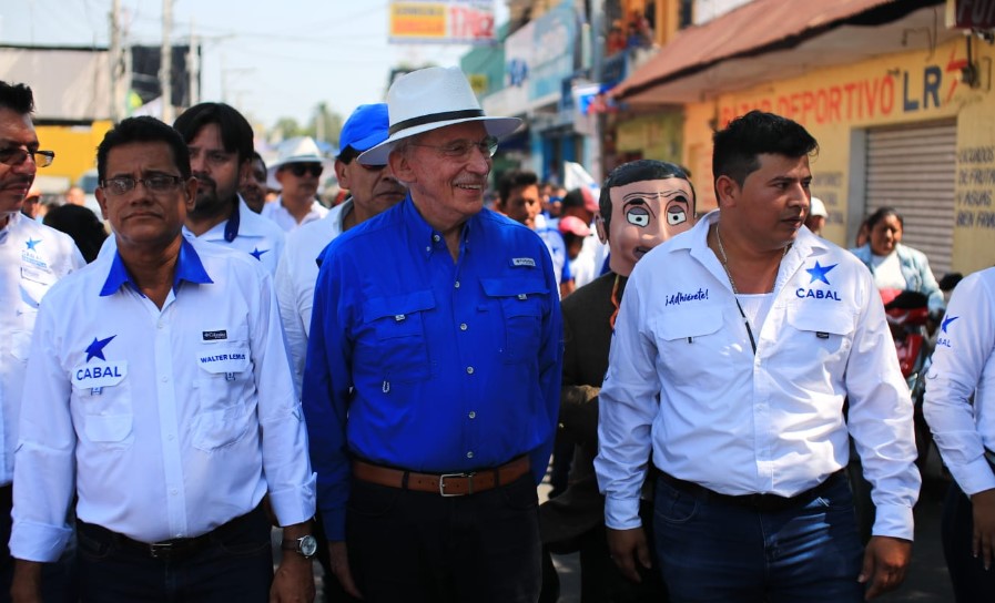 Edmond Mulet (centro) saluda a sus seguidores en el Puerto de San José. (Foto Prensa Libre: Carlos Hernández)