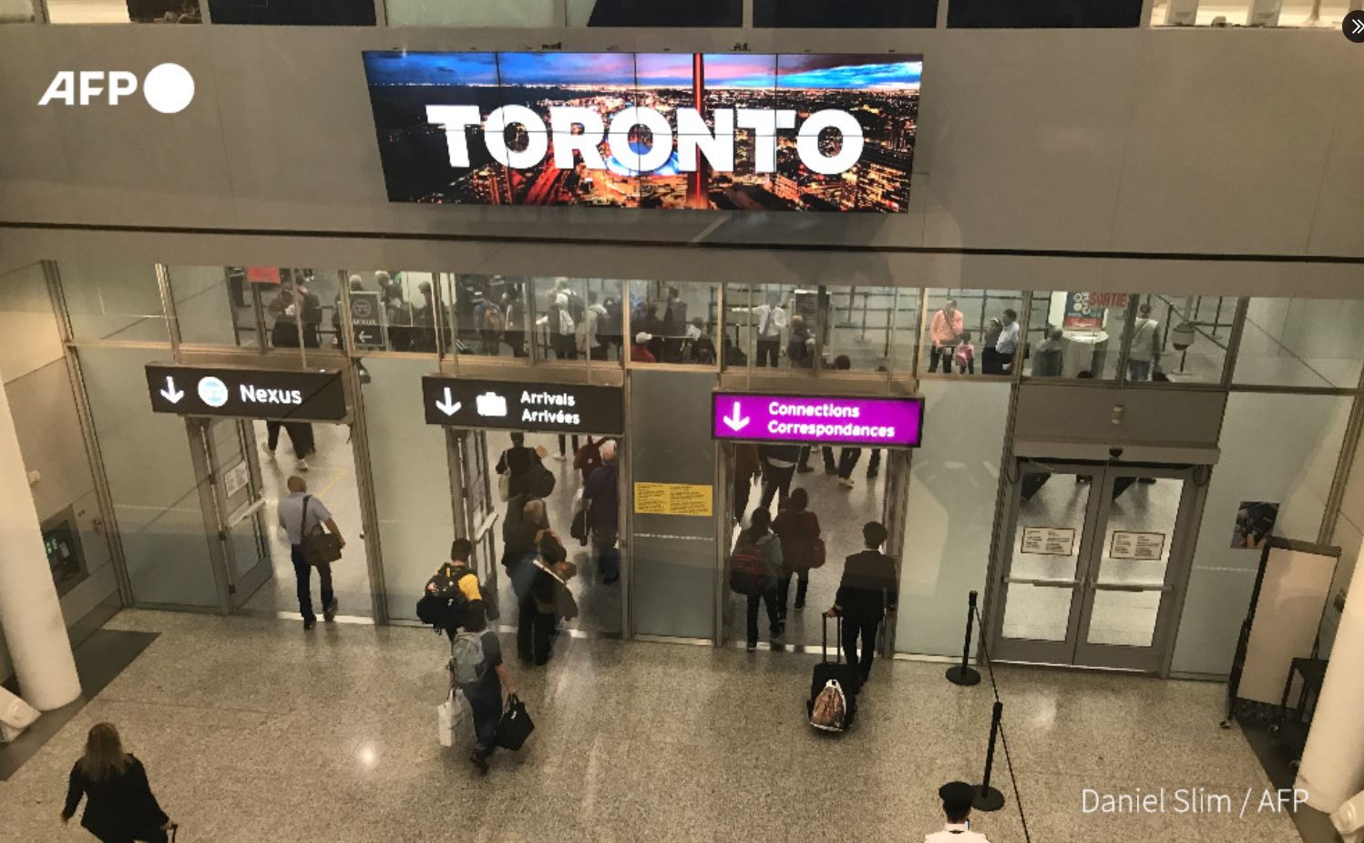 En el aeropuerto de Toronto, Canadá, investigan el robo de millones de dólares en oro. (Foto Prensa Libre: AFP)