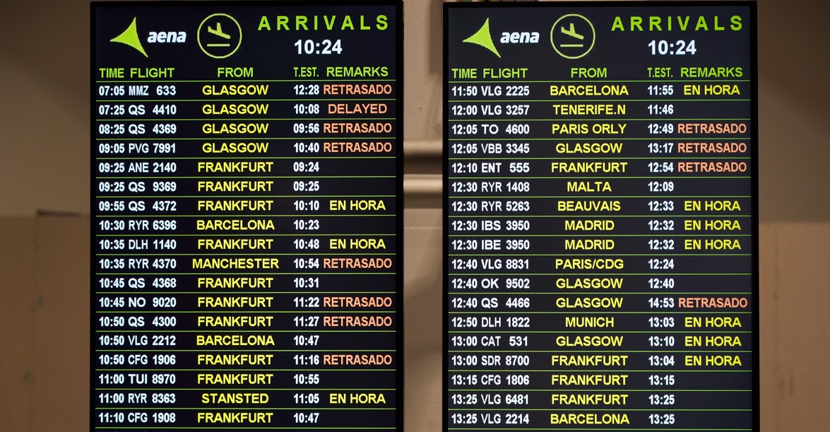 Un tablero muestra las llegadas al aeropuerto de Sevilla, España, el miércoles 18 de mayo de 2022. (Laura Leon/The New York Times)