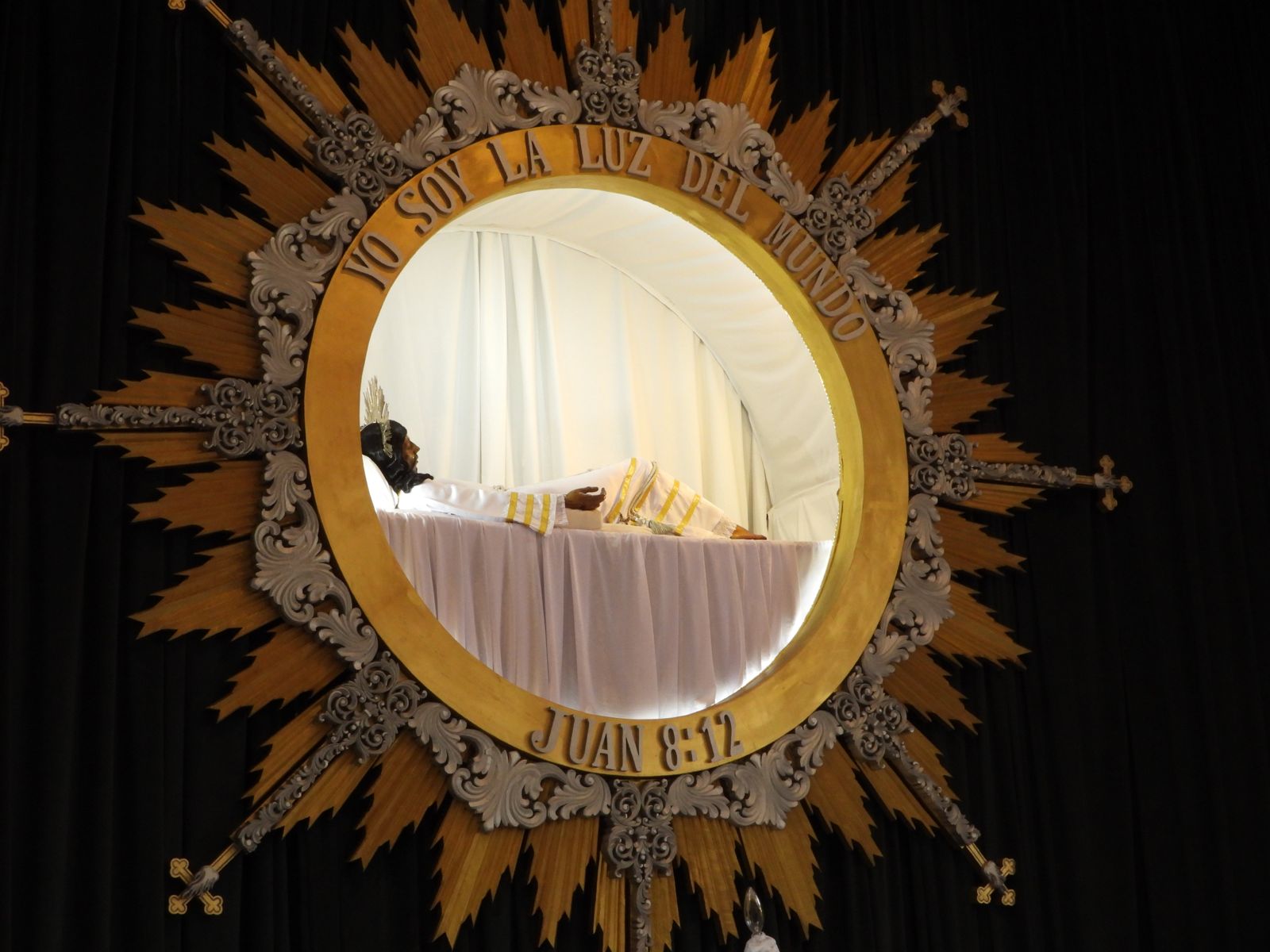 Fotos: Velan al Señor Sepultado de San Felipe de Jesús previo a su cortejo procesional de Viernes Santo'