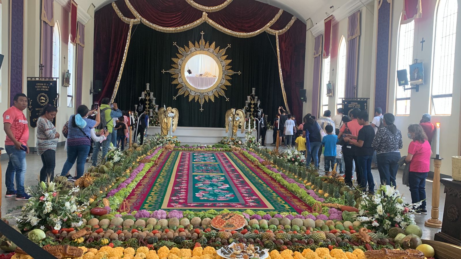 Fotos: Velan al Señor Sepultado de San Felipe de Jesús previo a su cortejo procesional de Viernes Santo'