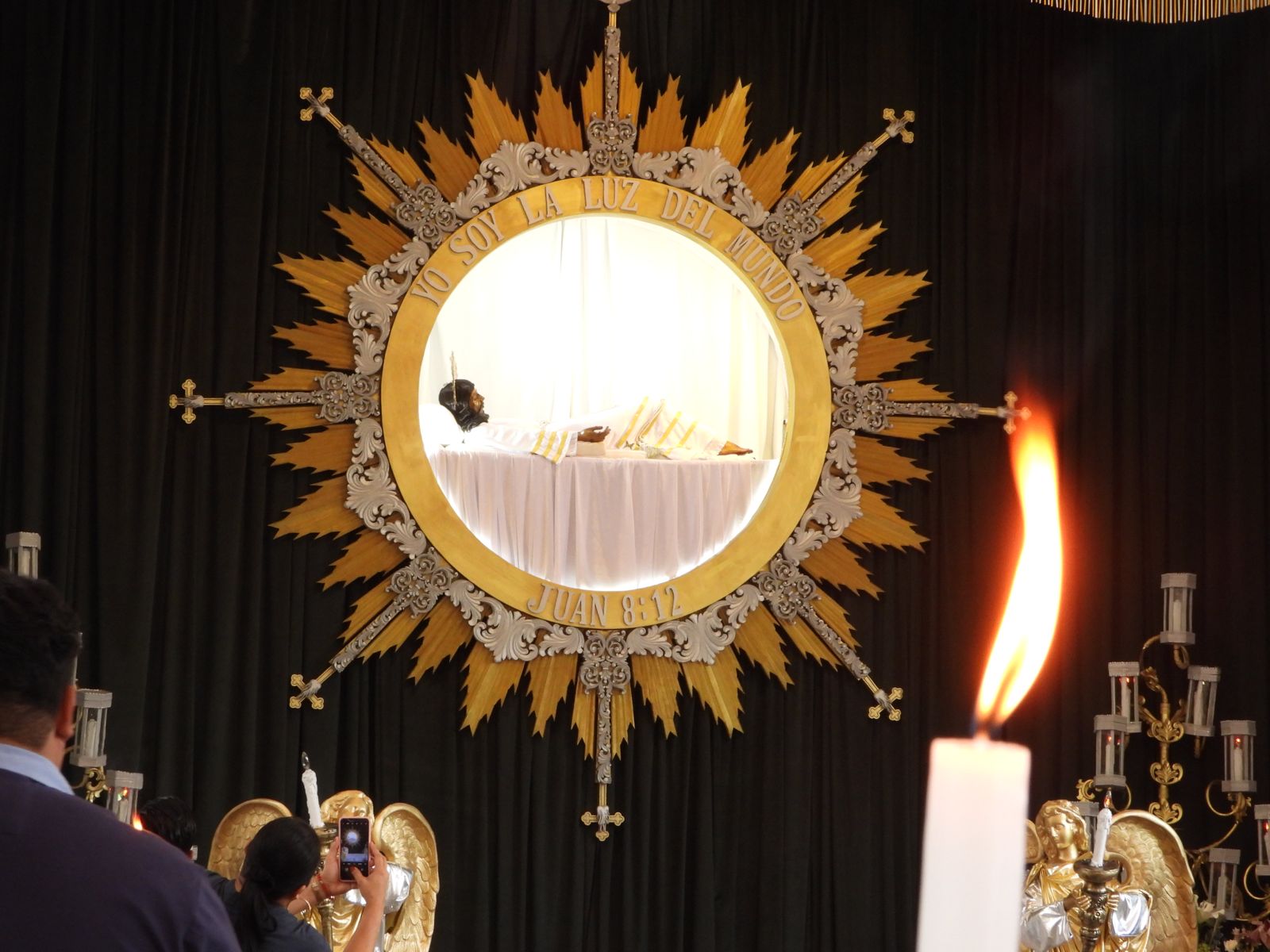 Fotos: Velan al Señor Sepultado de San Felipe de Jesús previo a su cortejo procesional de Viernes Santo'