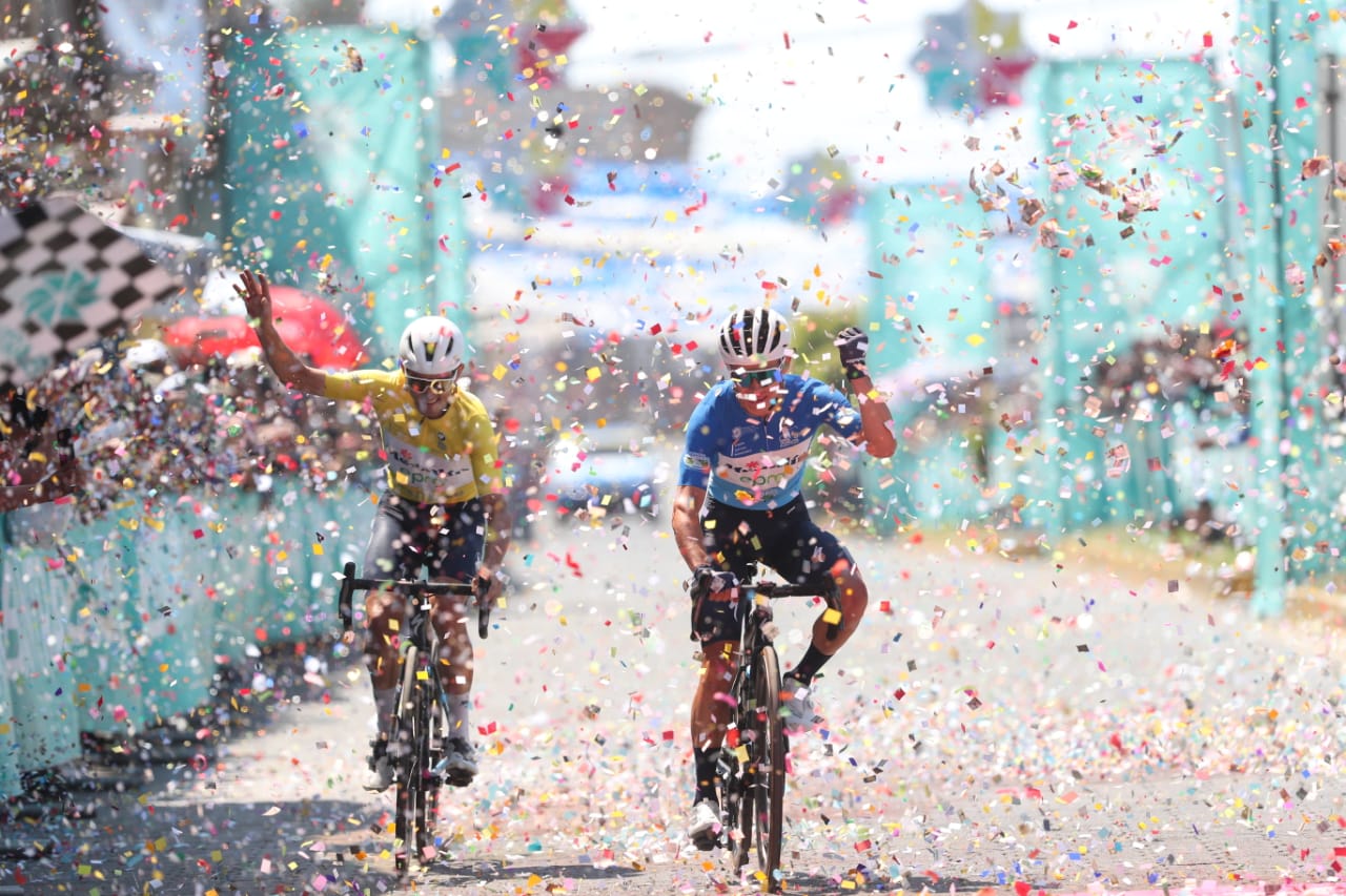 Momento en el que los campeones culminaron la competición. Fotografía: Prensa Libre (Erick Avila). 