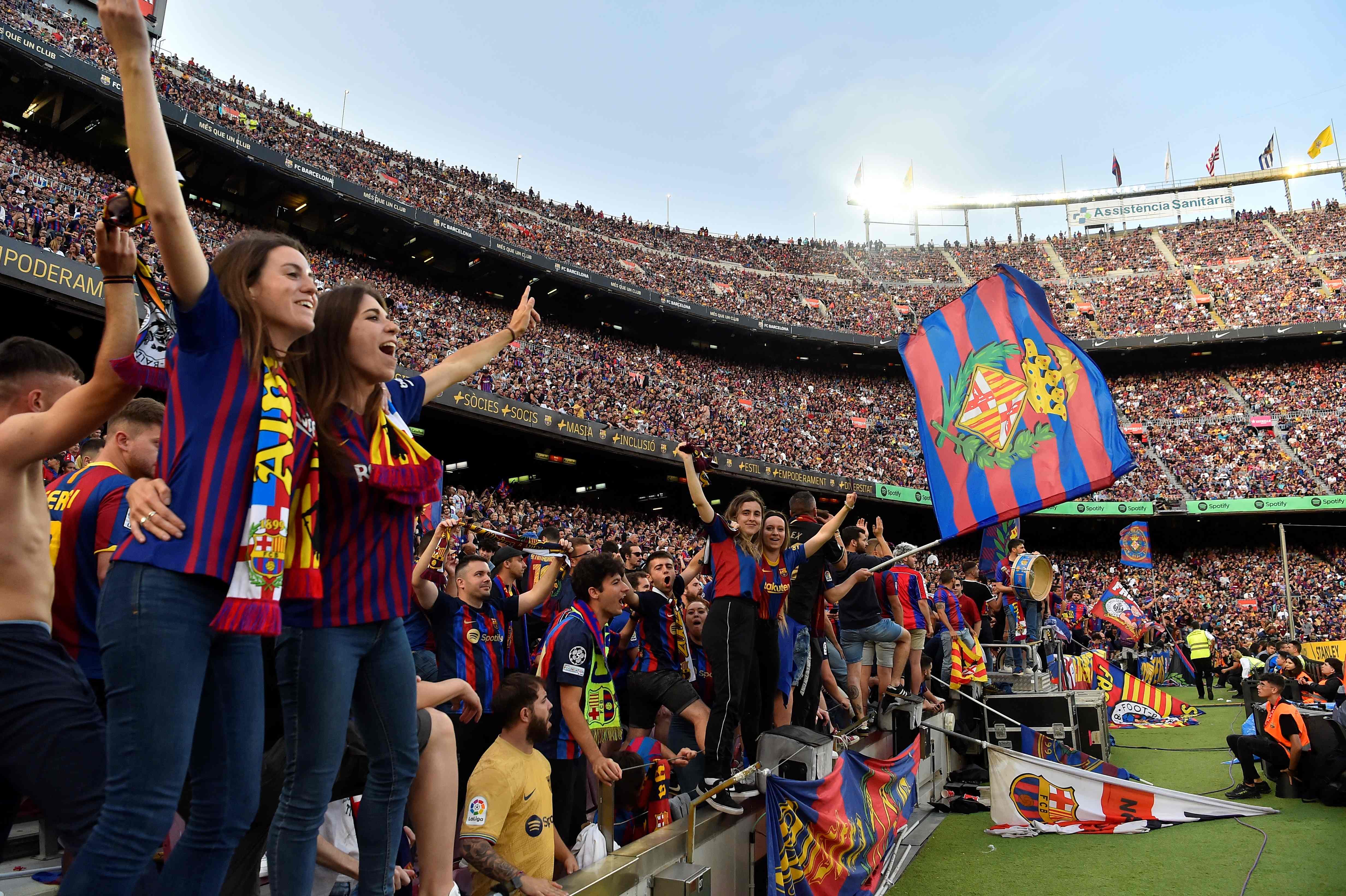 Los aficionados celebran el último partido en el Camp Nou antes de su renovación el 28 de mayo de 2023.