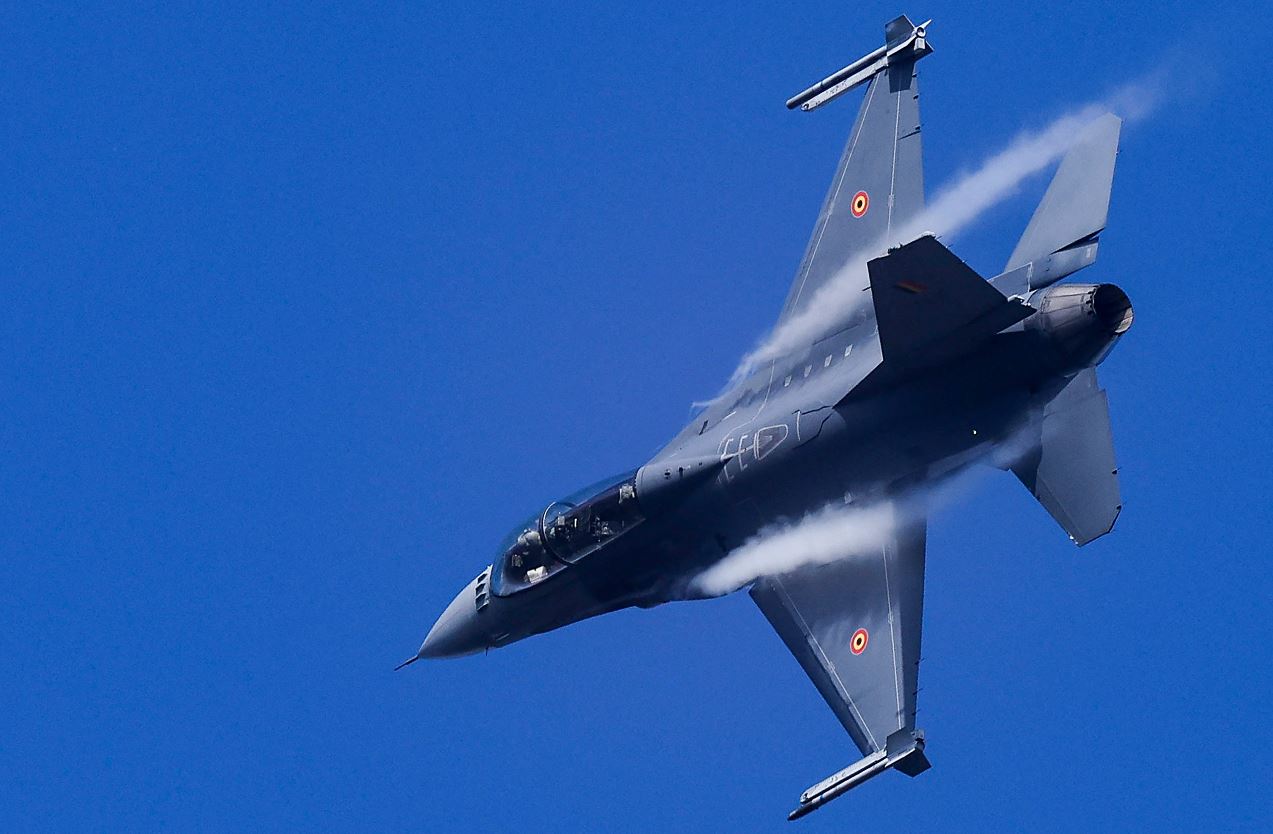 Un avión de combate belga F-16 participa en el simulacro en Bélgica el 18 de octubre de 2022. El presidente Joe Biden apoyará el suministro de aviones a Ucrania. (Foto Prensa Libre: AFP)