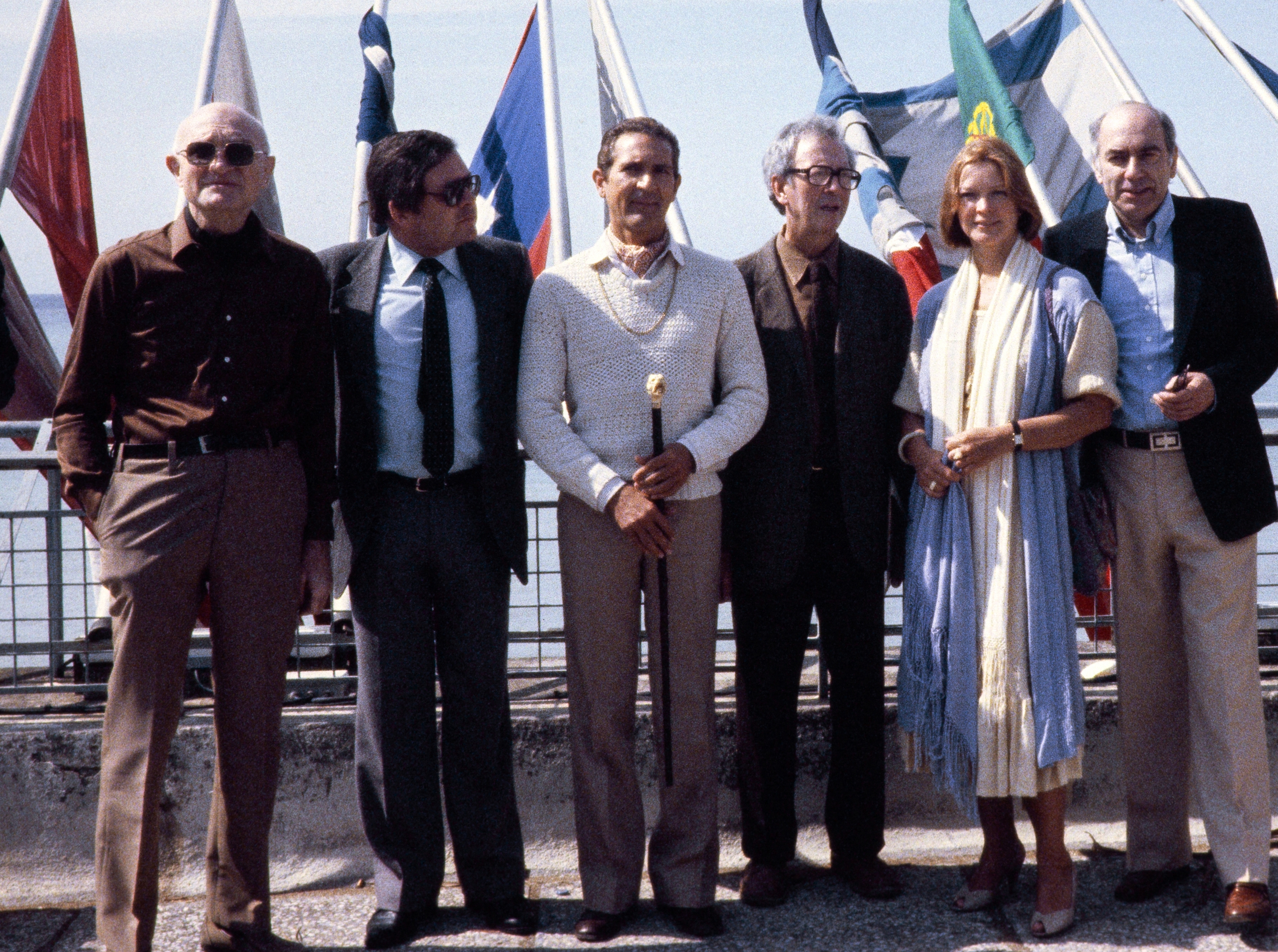 FOTO DE ARCHIVO. El crítico de cine francés Robert Chazal, el compositor ruso Andrei Petrov, el escritor español Antonio Gala, el director de fotografía británico Douglas Slocombe, la actriz estadounidense Ellen Burstyn y el director francés Jacques Deray posan para una fotografía durante el 34º Festival Internacional de Cine de Cannes. (Foto Prensa Libre:
Ralph GATTI / AFP)